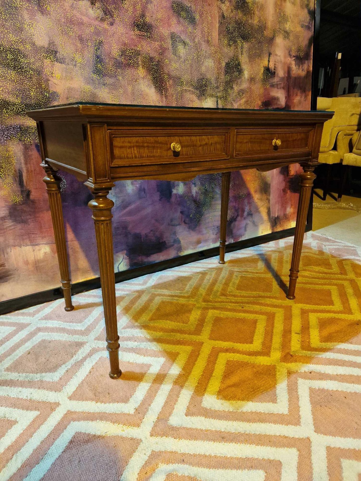 Edwardian style writing table with tooled leather top with two frieze drawers standing on turned - Bild 4 aus 4