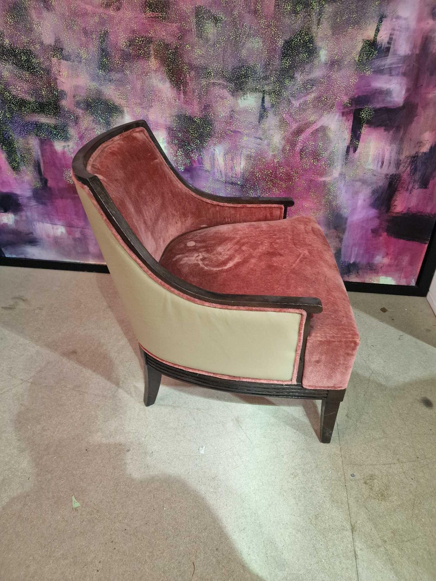 Accent chair the wooden framed stunning chair upholstered in a dark pink/red velvet to the seat - Bild 2 aus 4