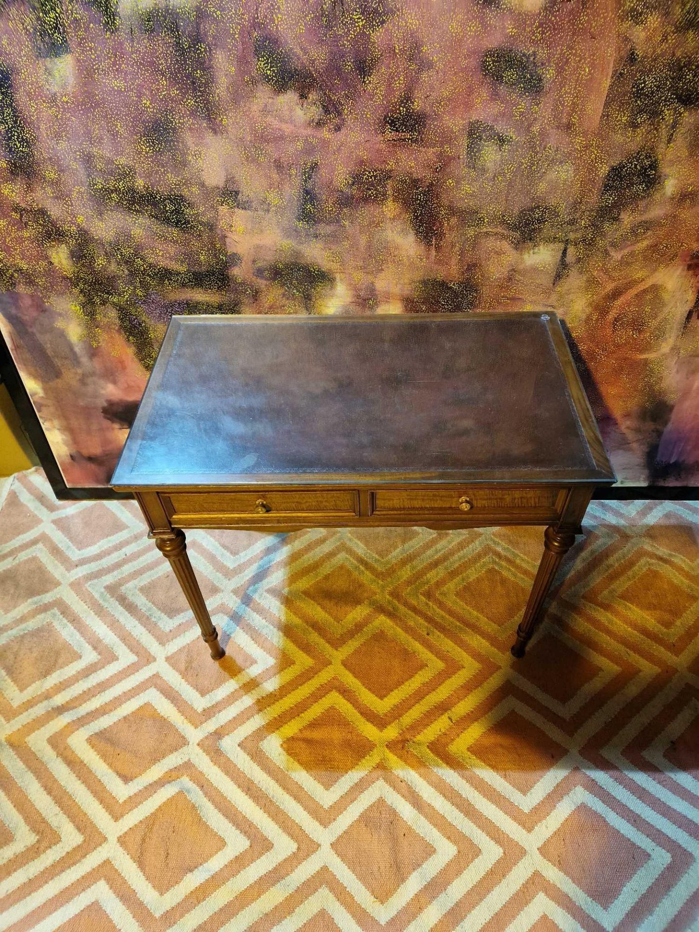 Edwardian style writing table with tooled leather top with two frieze drawers standing on turned - Bild 3 aus 4