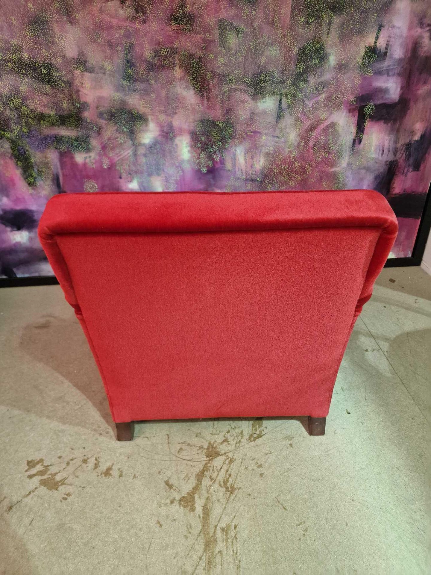 A contemporary red velvet upholstered low level arm chair with short sloped arm rests and padded - Bild 4 aus 4