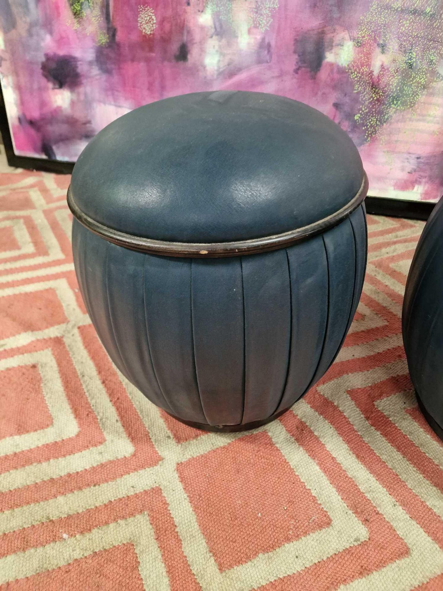 A pair of upholstered blue leather drum ottoman stools 37 x 42cm - Bild 2 aus 3