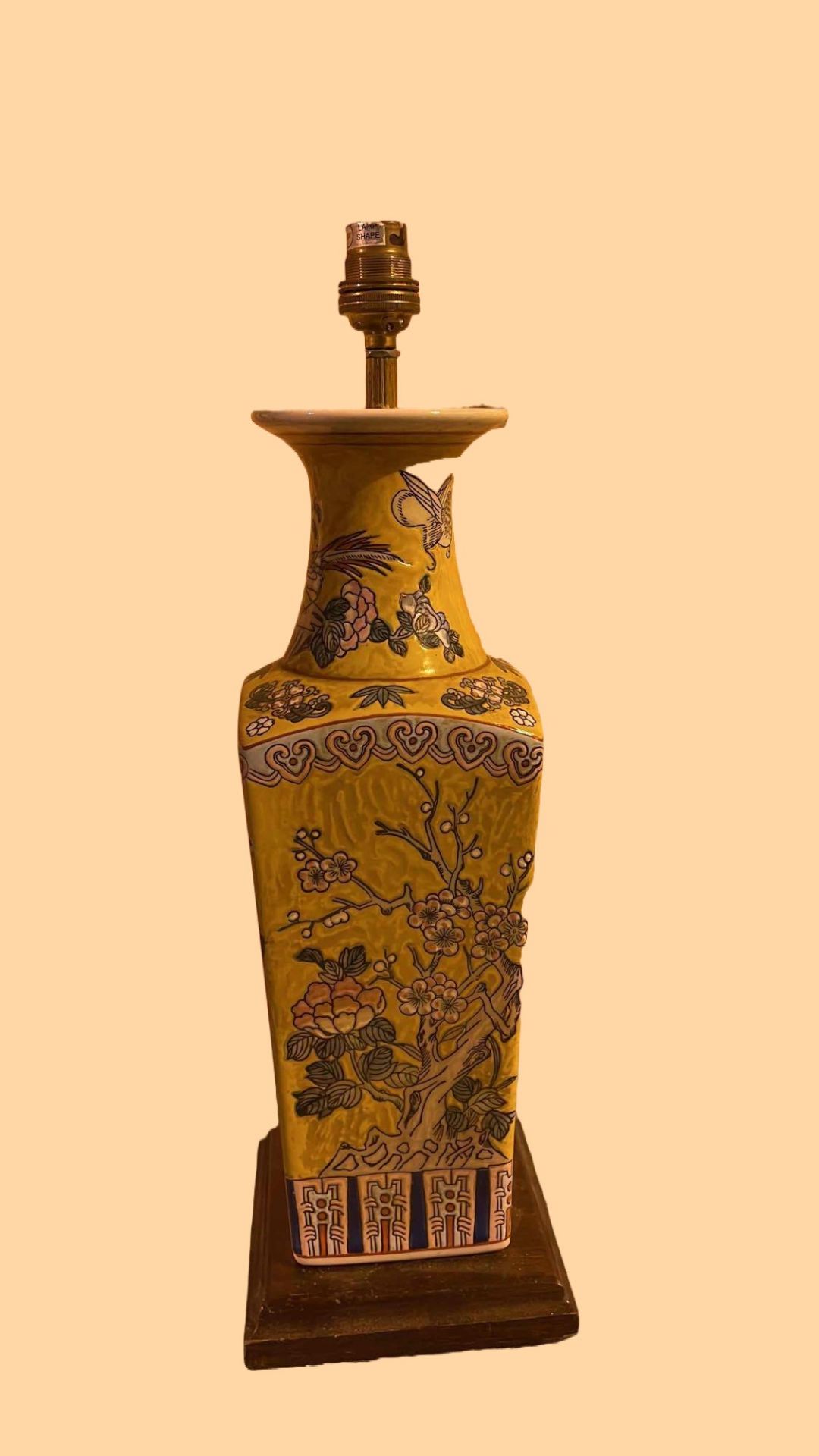 A Chinoiserie Ceramic Table Lamp On Wooden Base Decorative Lamp In Yellow On A Wooden Base 46cm