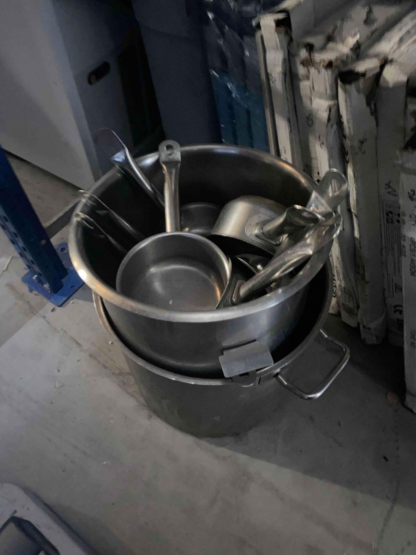 Quantity Of Saucepans, Stock Pot And Machine Mixing Bowl As Found. - Bild 3 aus 4