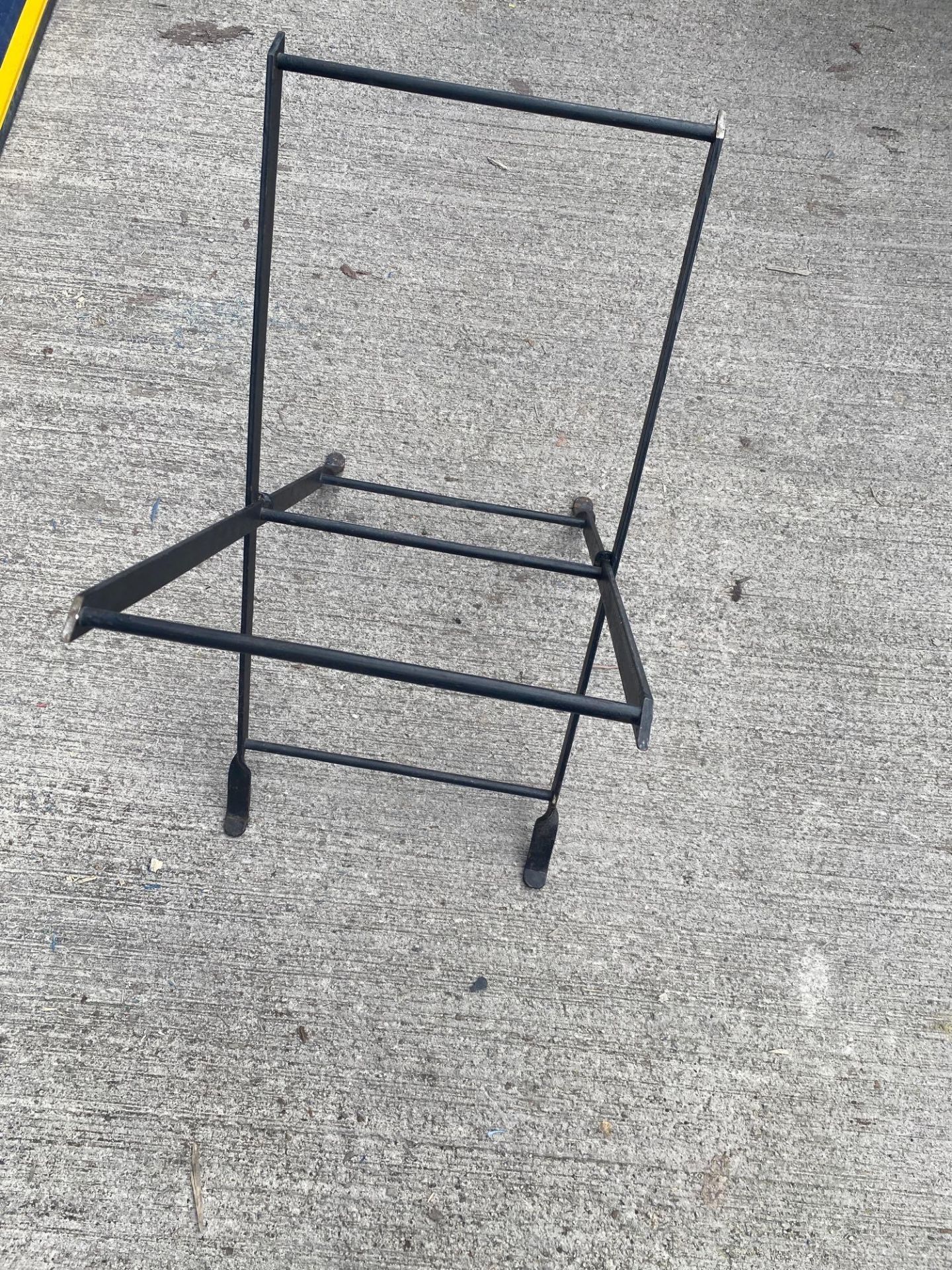 Powder Coated Metal Tray Stand 50 x 60cm - Image 2 of 2