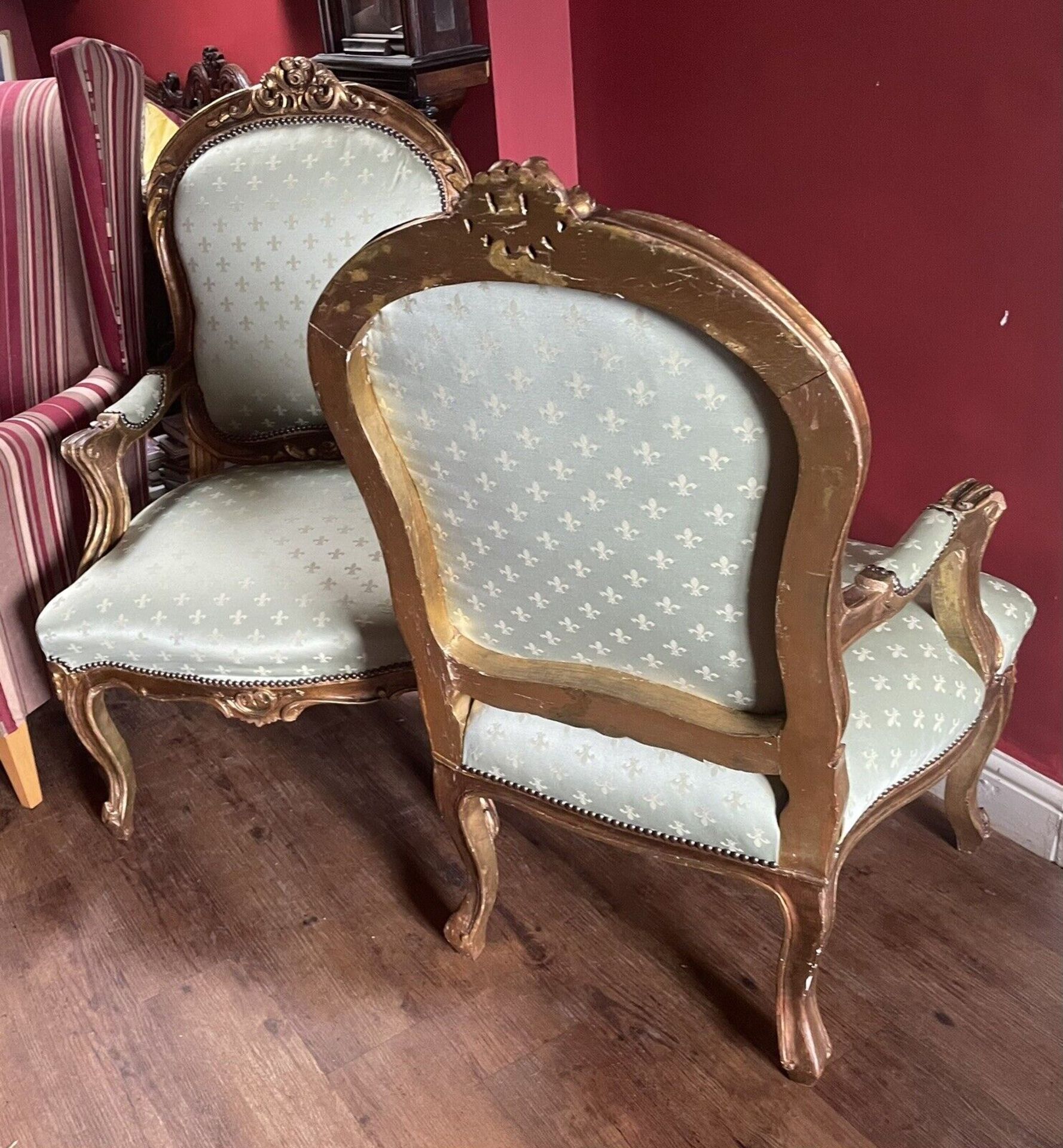 A Pair of Fauteuils In Louis XVI Style Carved Gilt Wood Arm Chairs Upholstered In Fleur De Lys - Bild 3 aus 10