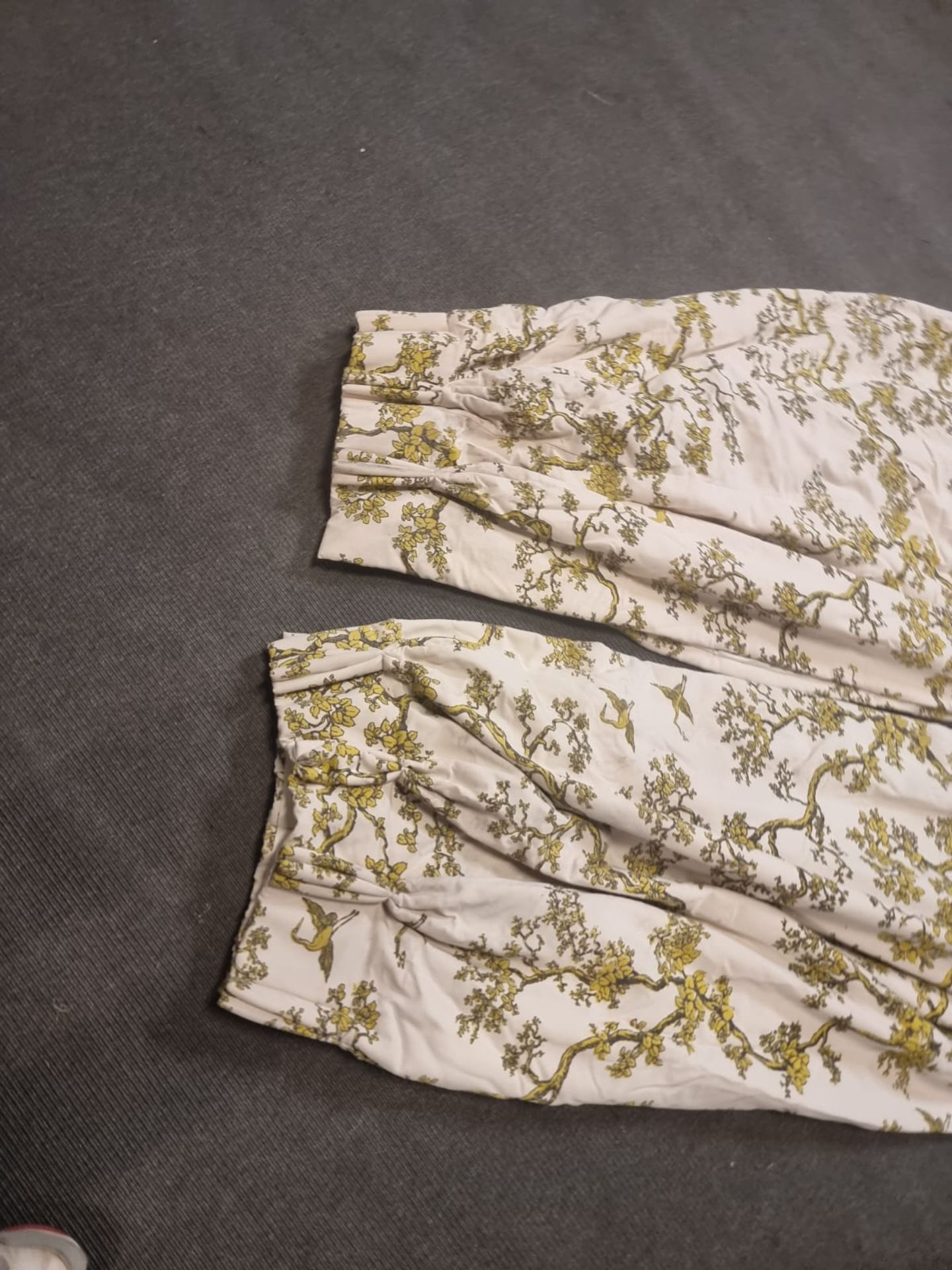 A pair of fully lined luxury cotton drapes in cream with exotic tree and birds repeating pattern - Bild 6 aus 6