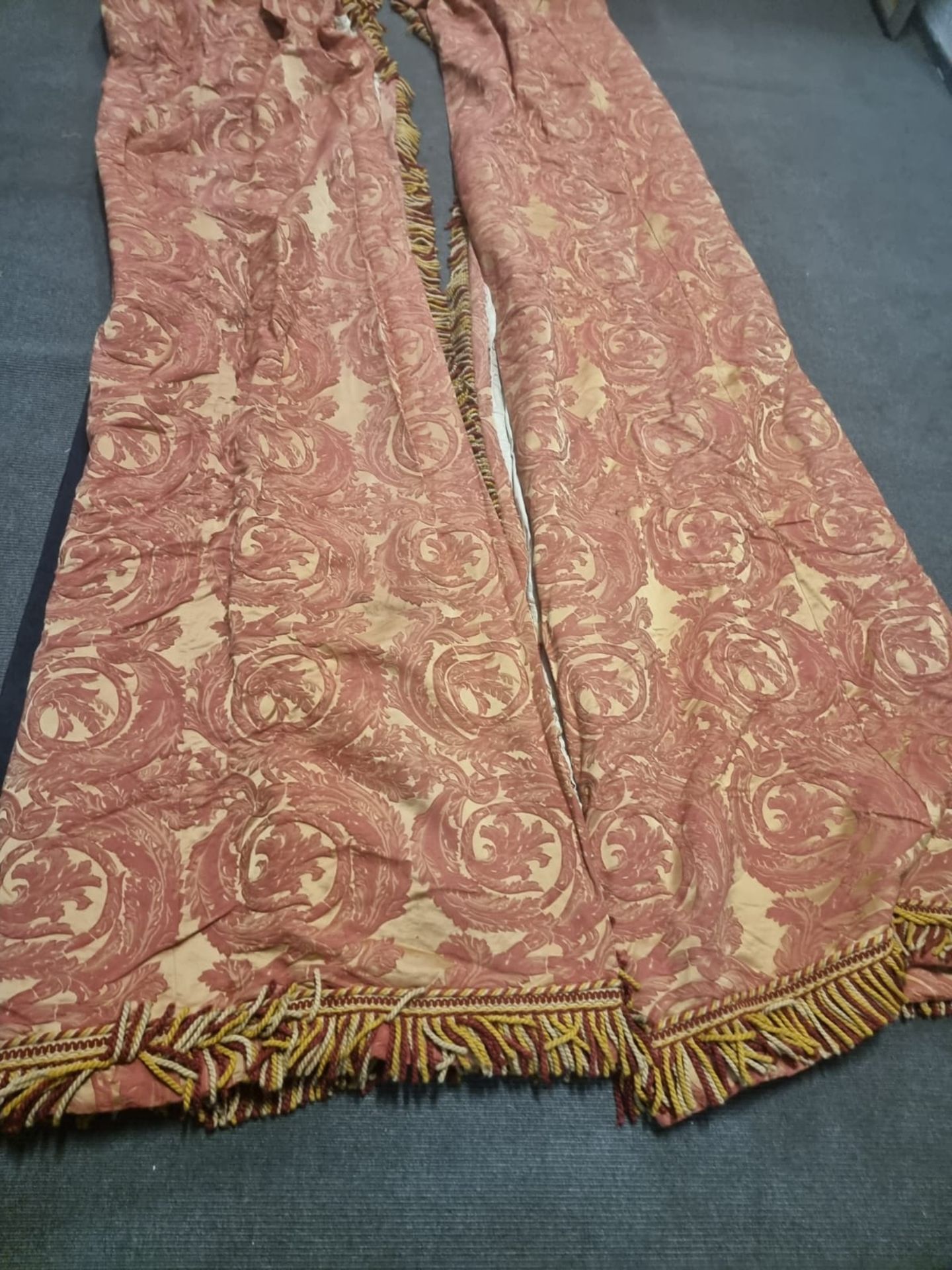 A pair of heavy cotton pencil pleat lined drapes with gold and red pattern with a pelmet top - Image 2 of 6