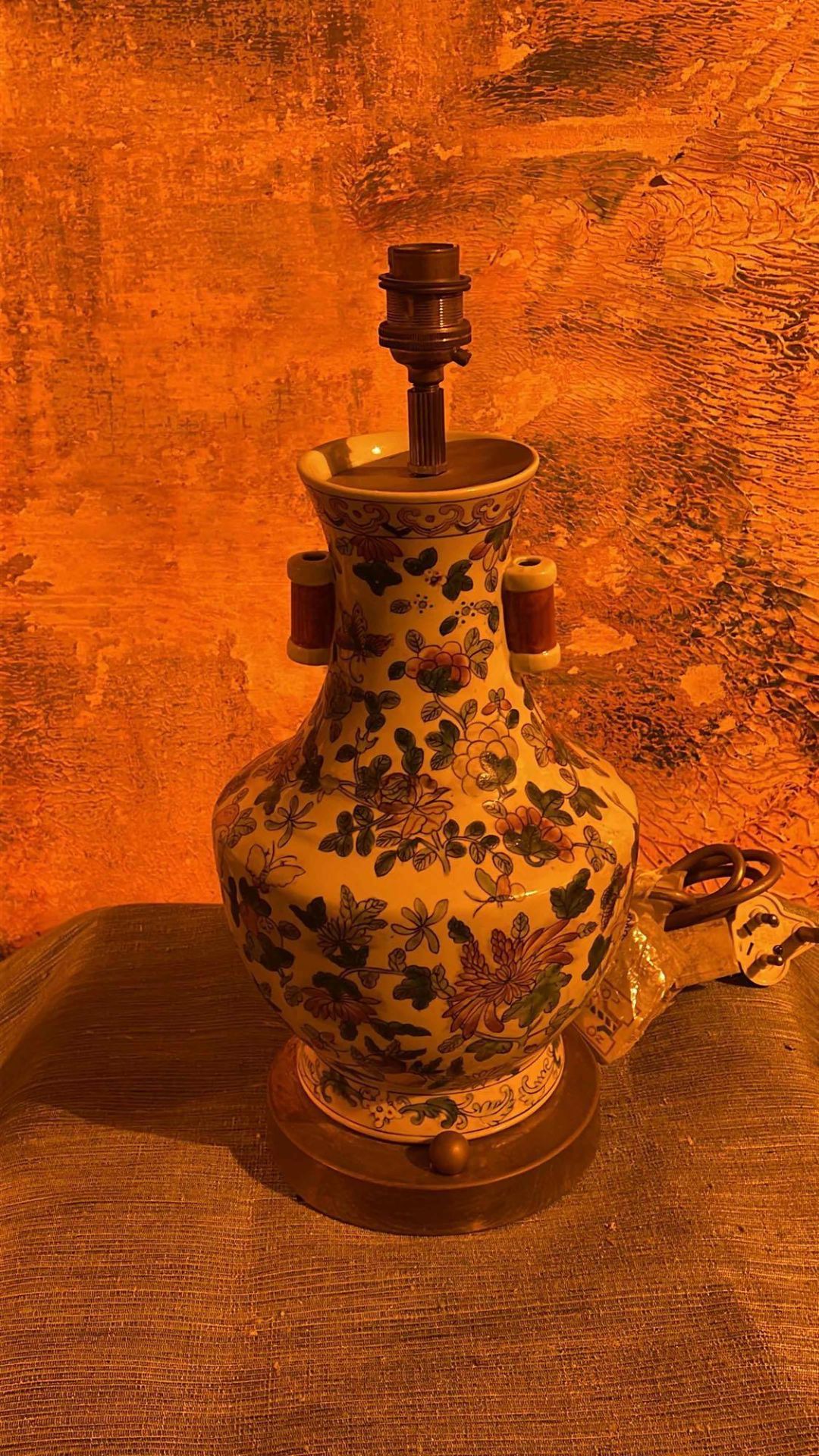 A Pair Of Chinoiserie Style Ceramic Decorative Lamps Profusely Decorated With Flowers And - Image 3 of 3