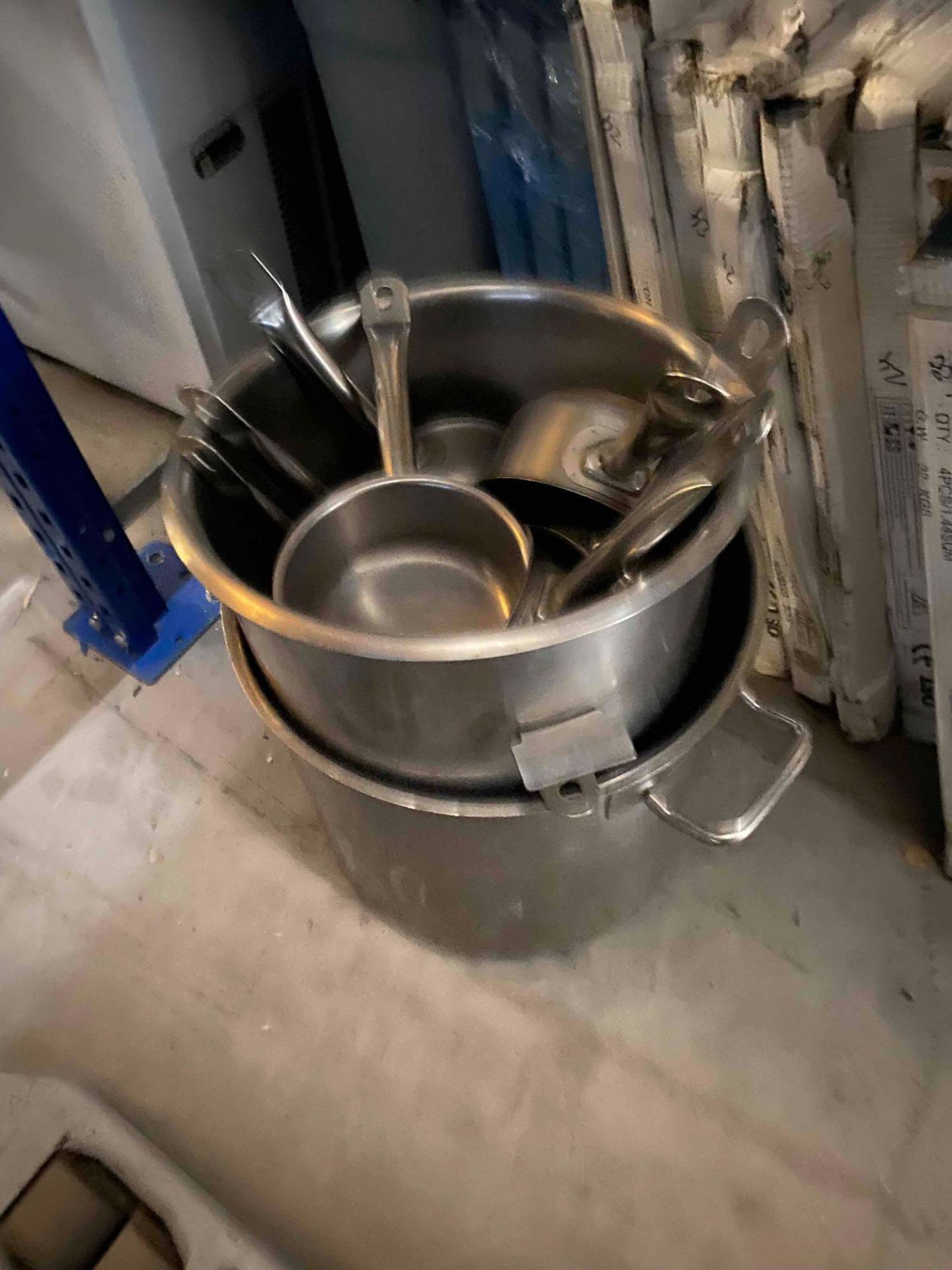 Quantity Of Saucepans, Stock Pot And Machine Mixing Bowl As Found. - Bild 4 aus 4