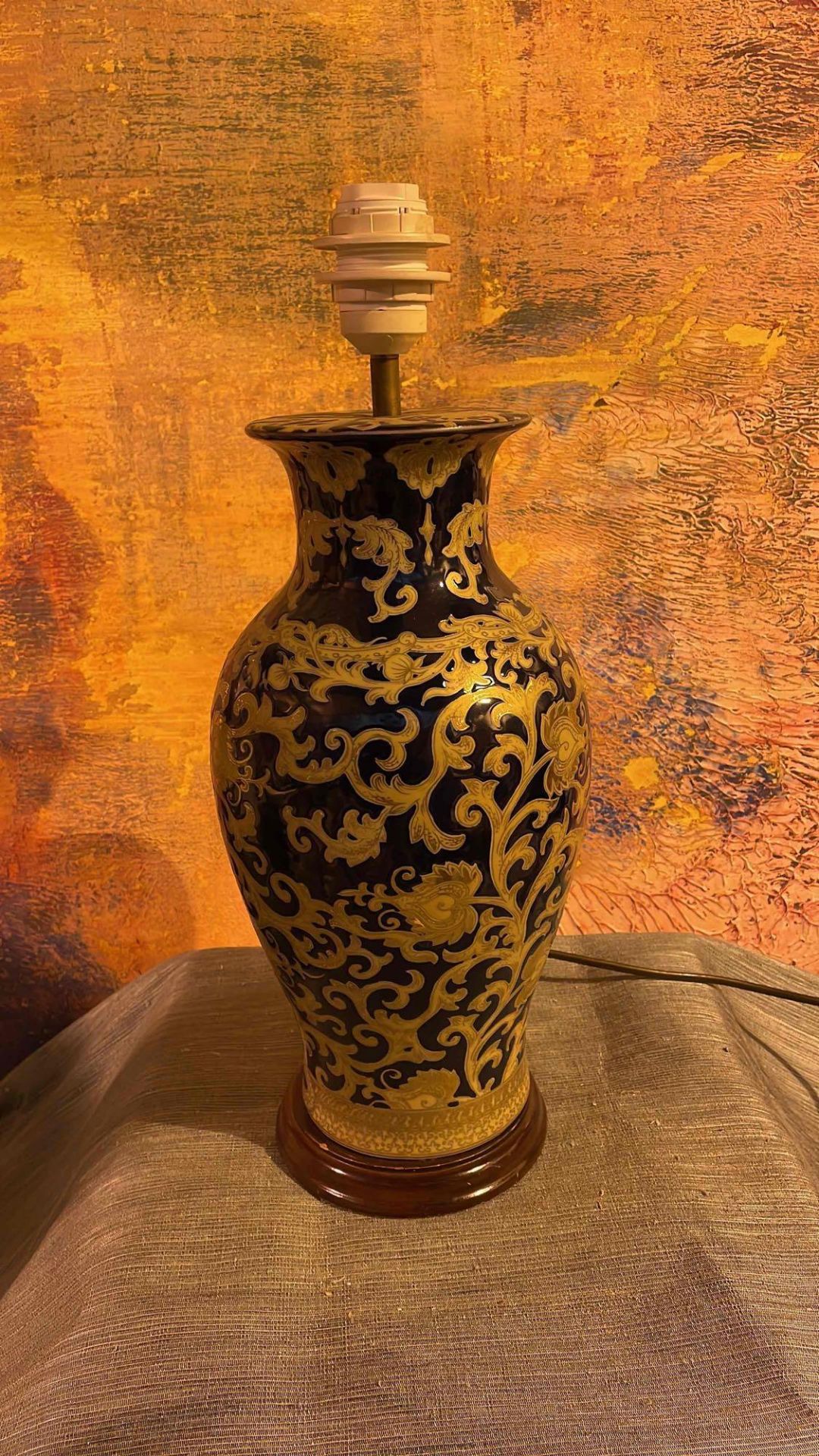 A Ceramic Blue And Gold Decorative Table Lamp On A Wooden Base 48cm - Image 2 of 3
