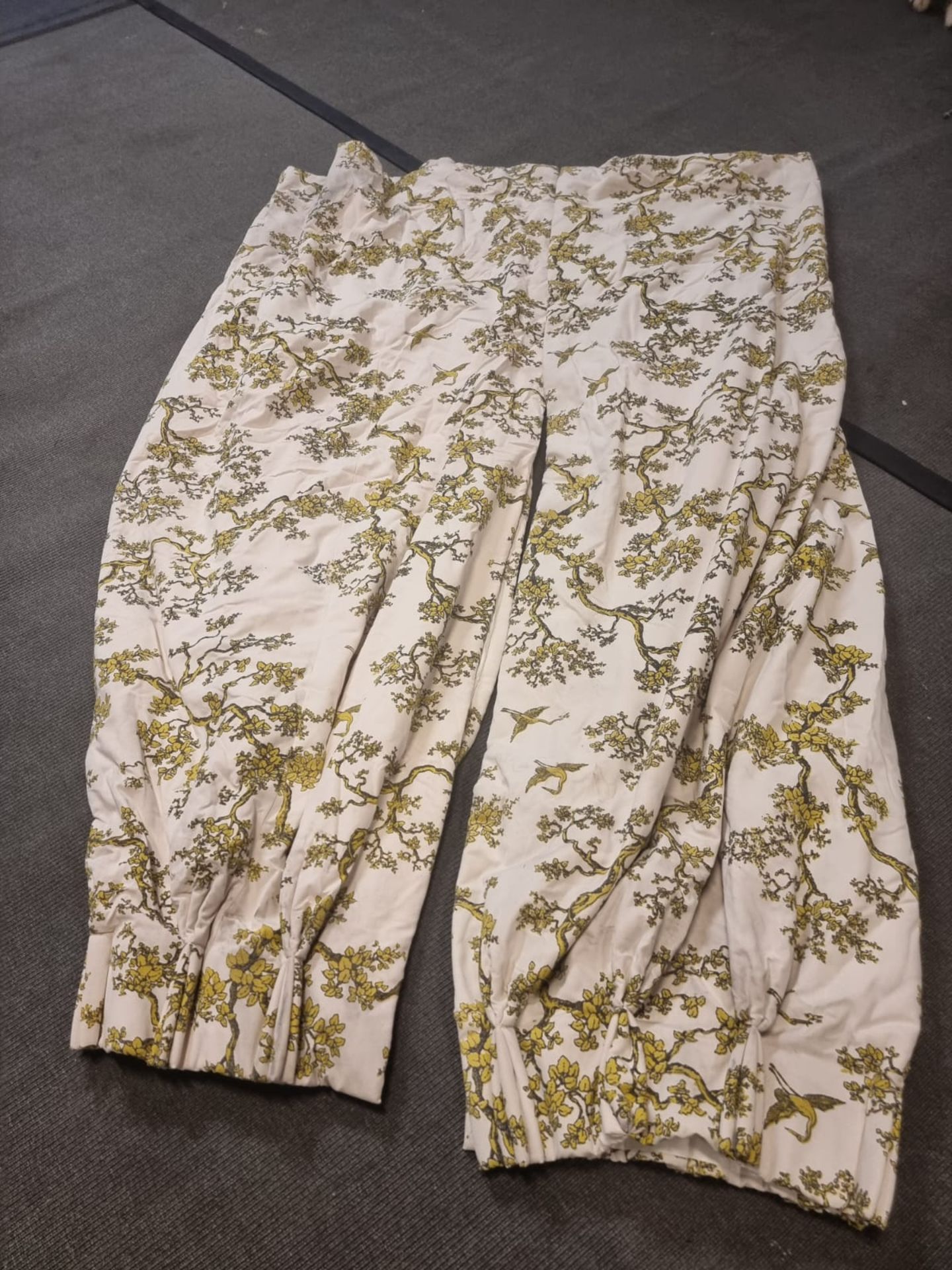 A pair of fully lined luxury cotton drapes in cream with exotic tree and birds repeating pattern - Bild 5 aus 6