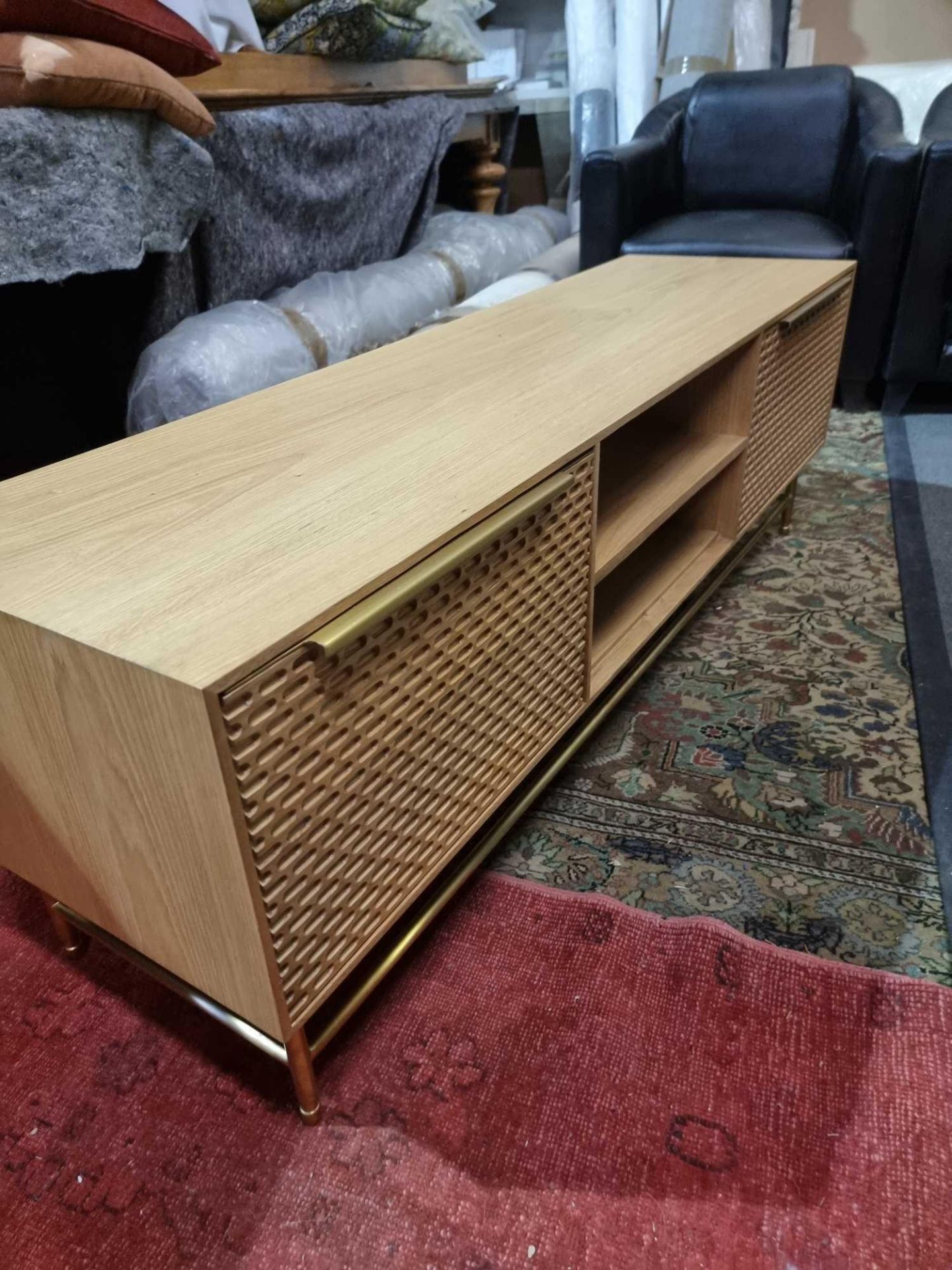 Combe American Oak Media Unit Solid And Veneer Light Oak With Honeycomb Carved Door Mounted on Brass - Bild 7 aus 7