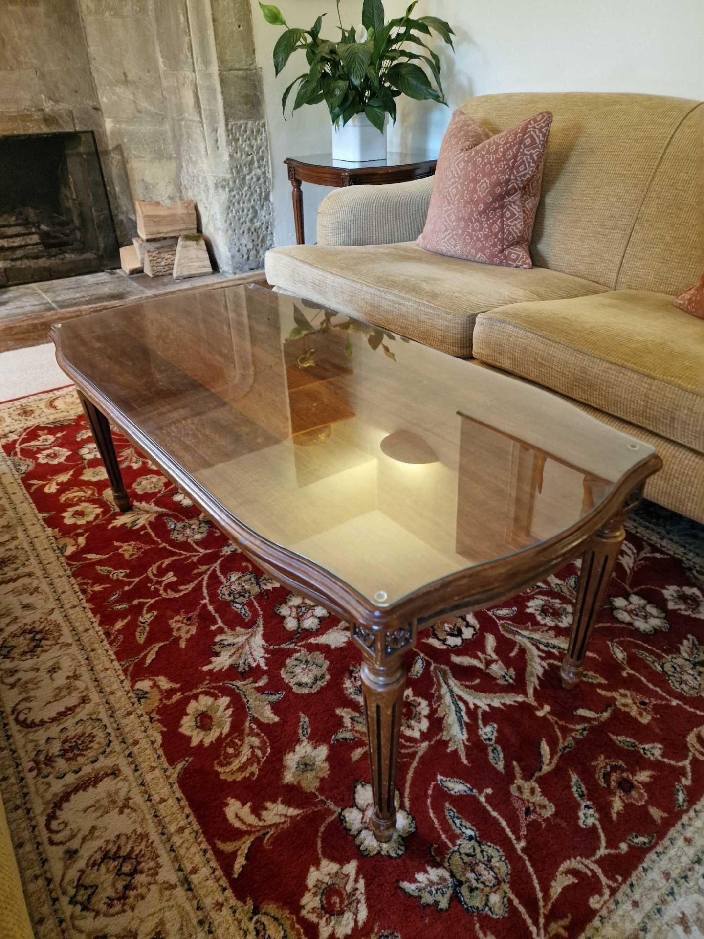 A Regency Style Coffee Table Well Figured Mahogany Top Raised On Tapered And Turned Fluted Legs With - Bild 3 aus 3