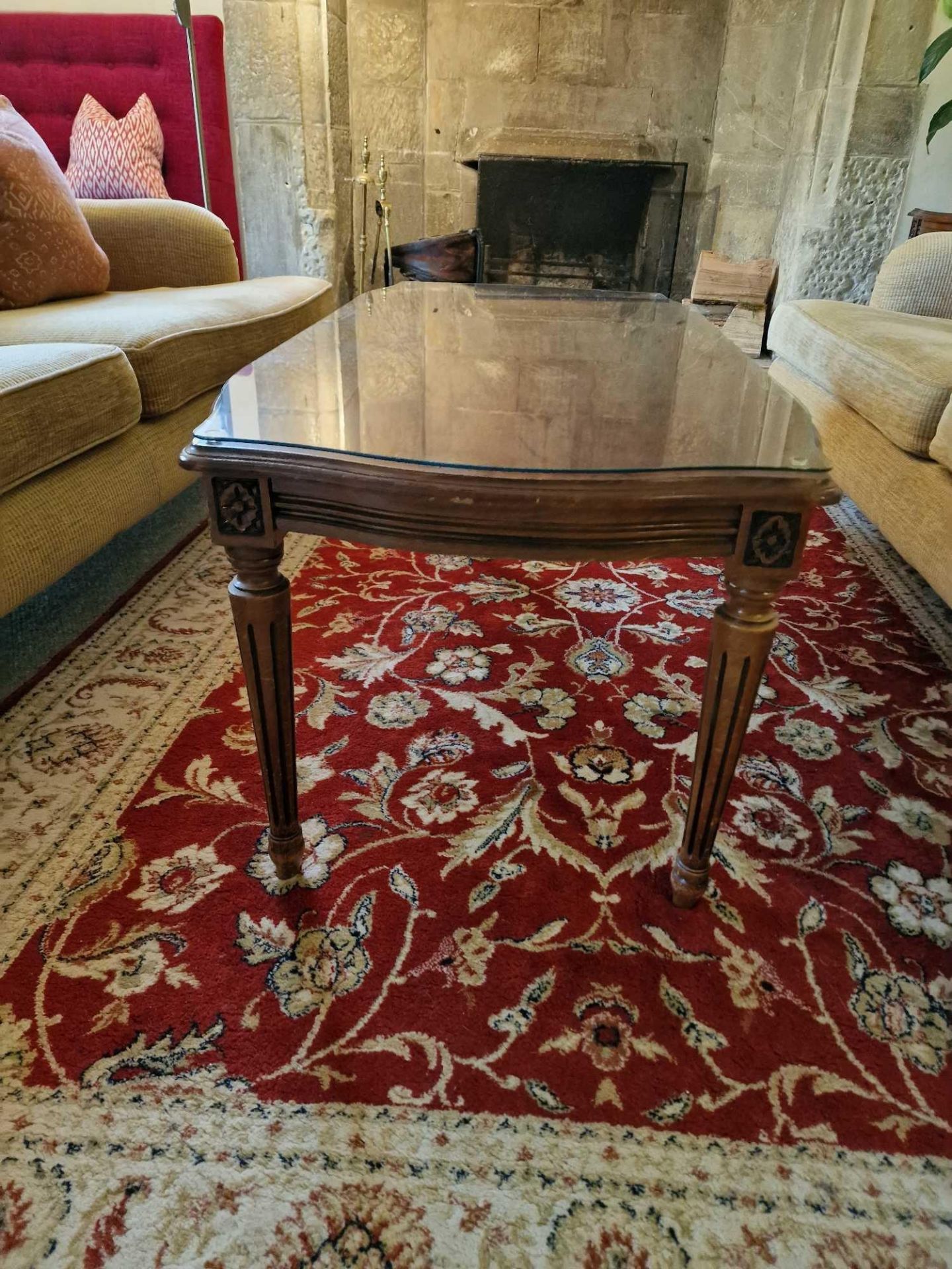 A Regency Style Coffee Table Well Figured Mahogany Top Raised On Tapered And Turned Fluted Legs With - Bild 2 aus 3