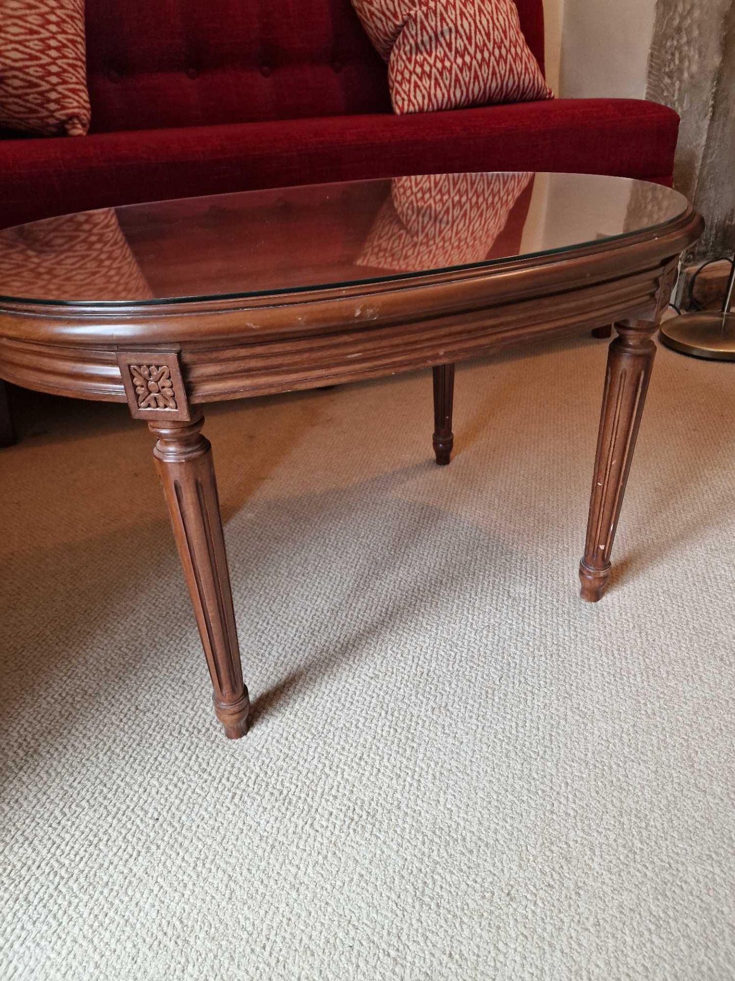 A Regency Style Ovoid Coffee Table Shaped Mahogany Top Raised On Tapered And Turned Fluted Legs With - Bild 3 aus 3