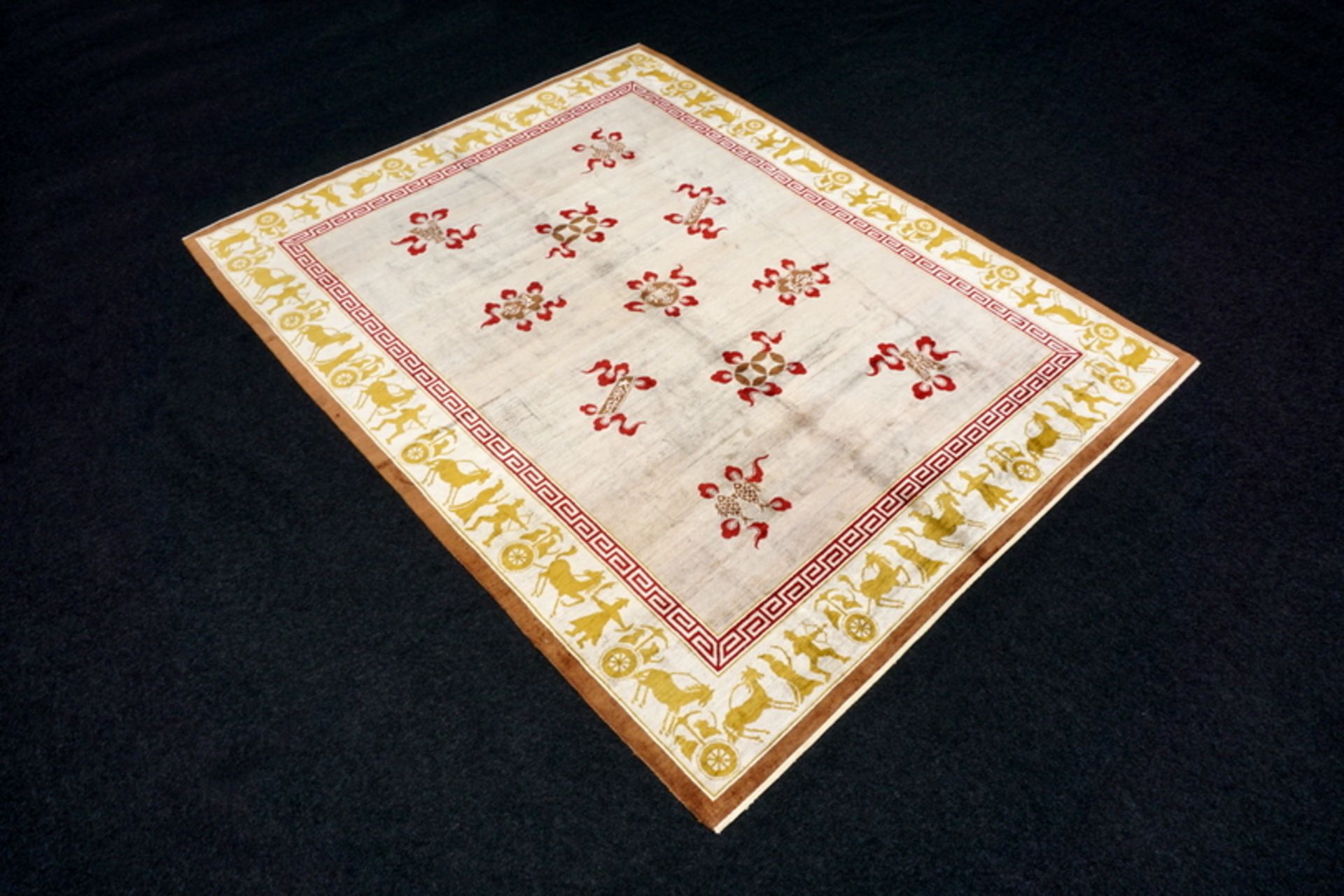 A Chinese Silk Carpet, Tientsin, Silk on Silk Foundation. The ivory field with a central column of - Bild 2 aus 27