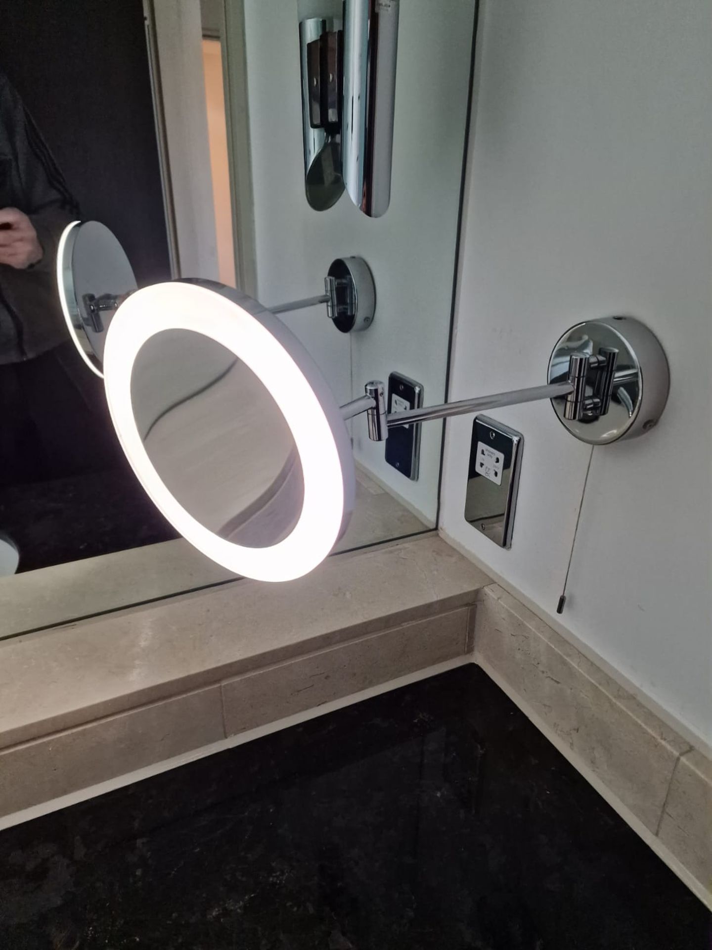 Illuminated shaving vanity mirror sturdy stainless-steel telescopic swing arm 20cm diameter - Image 4 of 6
