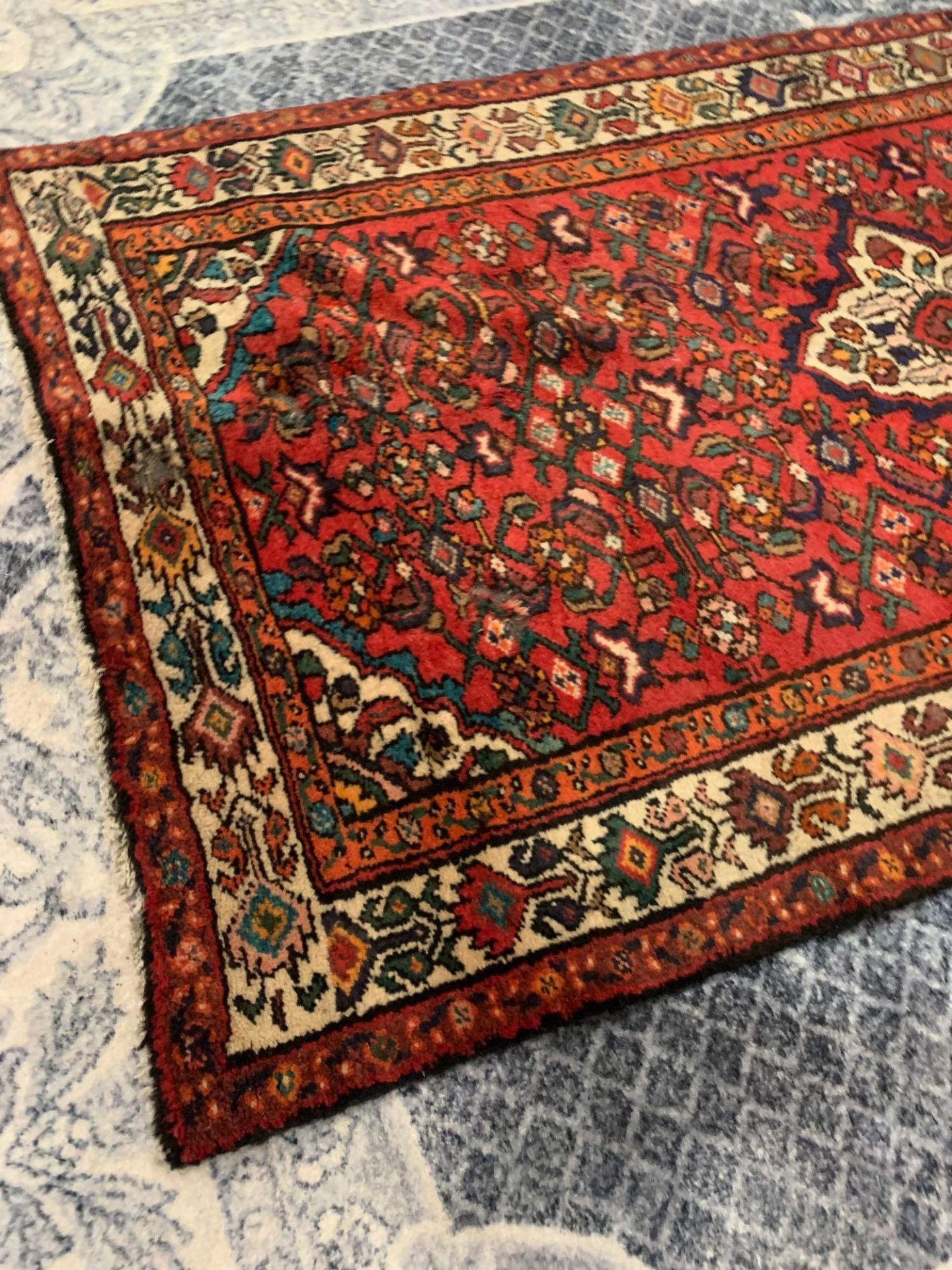 A Hamadan Rug, West Persia, wool on Cotton foundation. The red field with a central ivory rhombus - Image 5 of 7