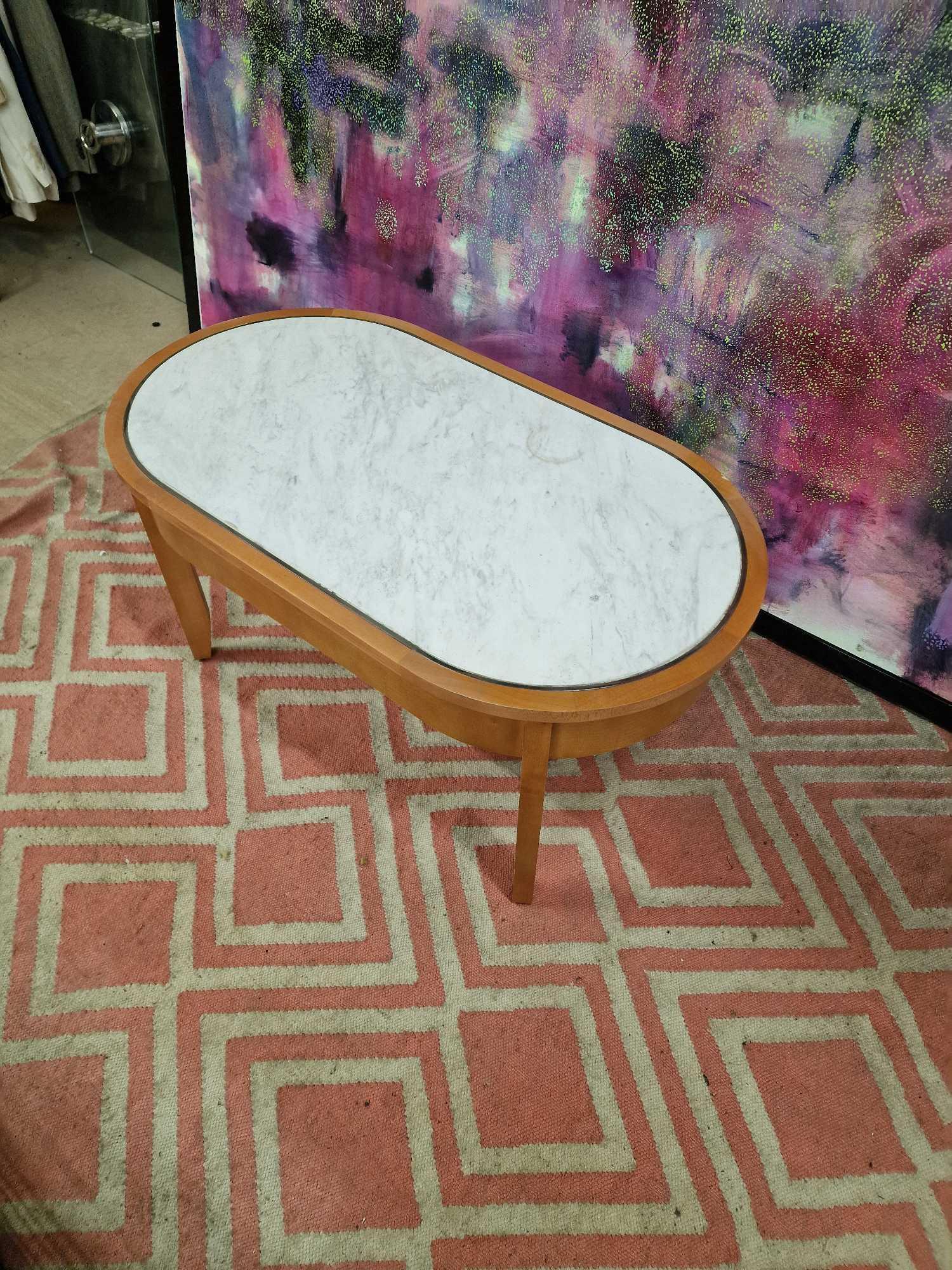 Coffee table oak oval table with a white marble top inset enhanced by silver metal trim 100 x 55 x - Image 2 of 2