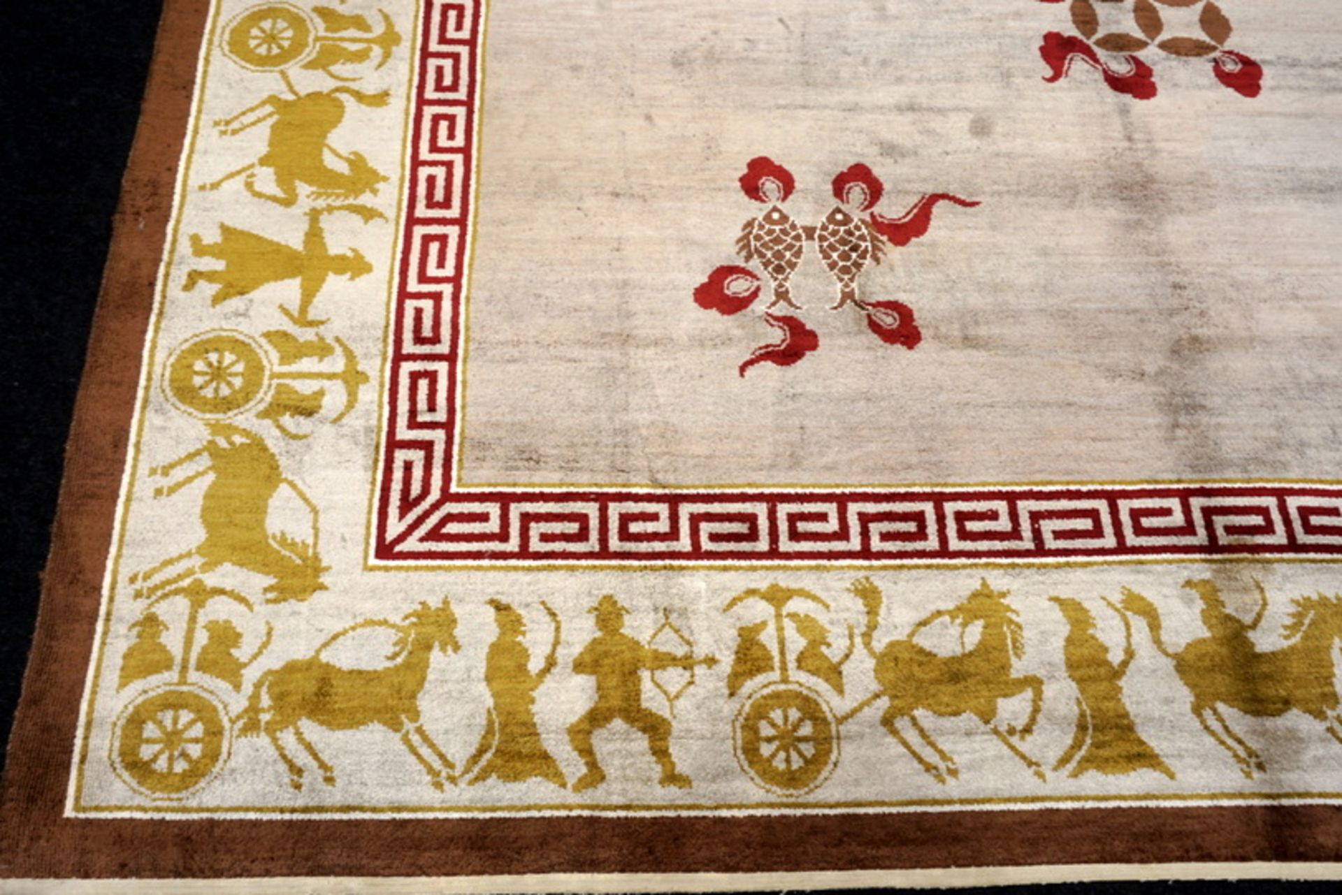 A Chinese Silk Carpet, Tientsin, Silk on Silk Foundation. The ivory field with a central column of - Bild 13 aus 27