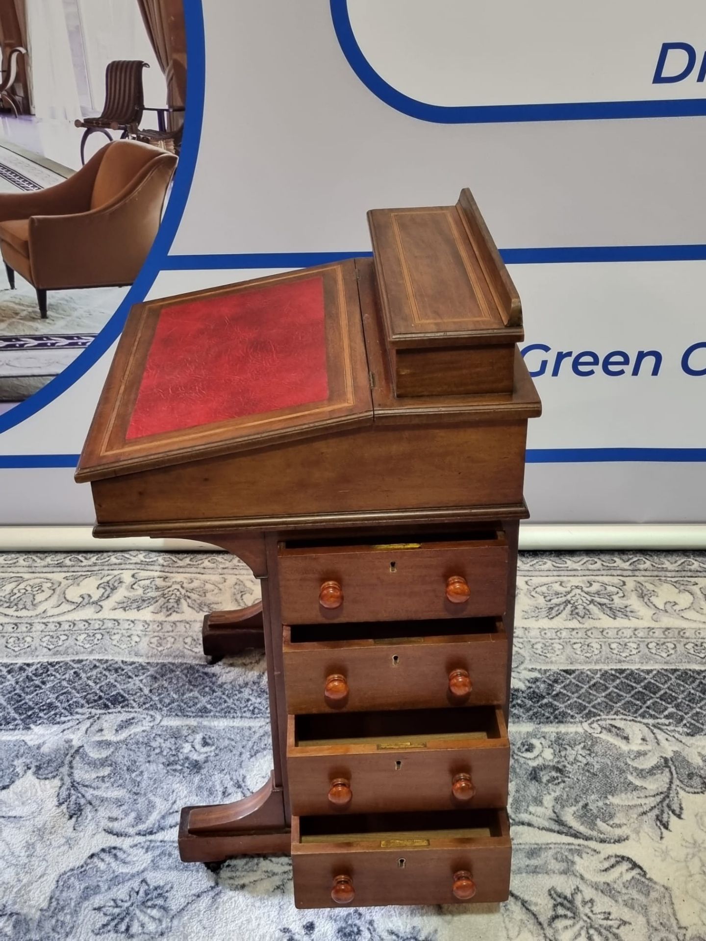 Victorian antique Davenport desk. The antique walnut Davenport desk has a small fitted compartment - Bild 8 aus 8