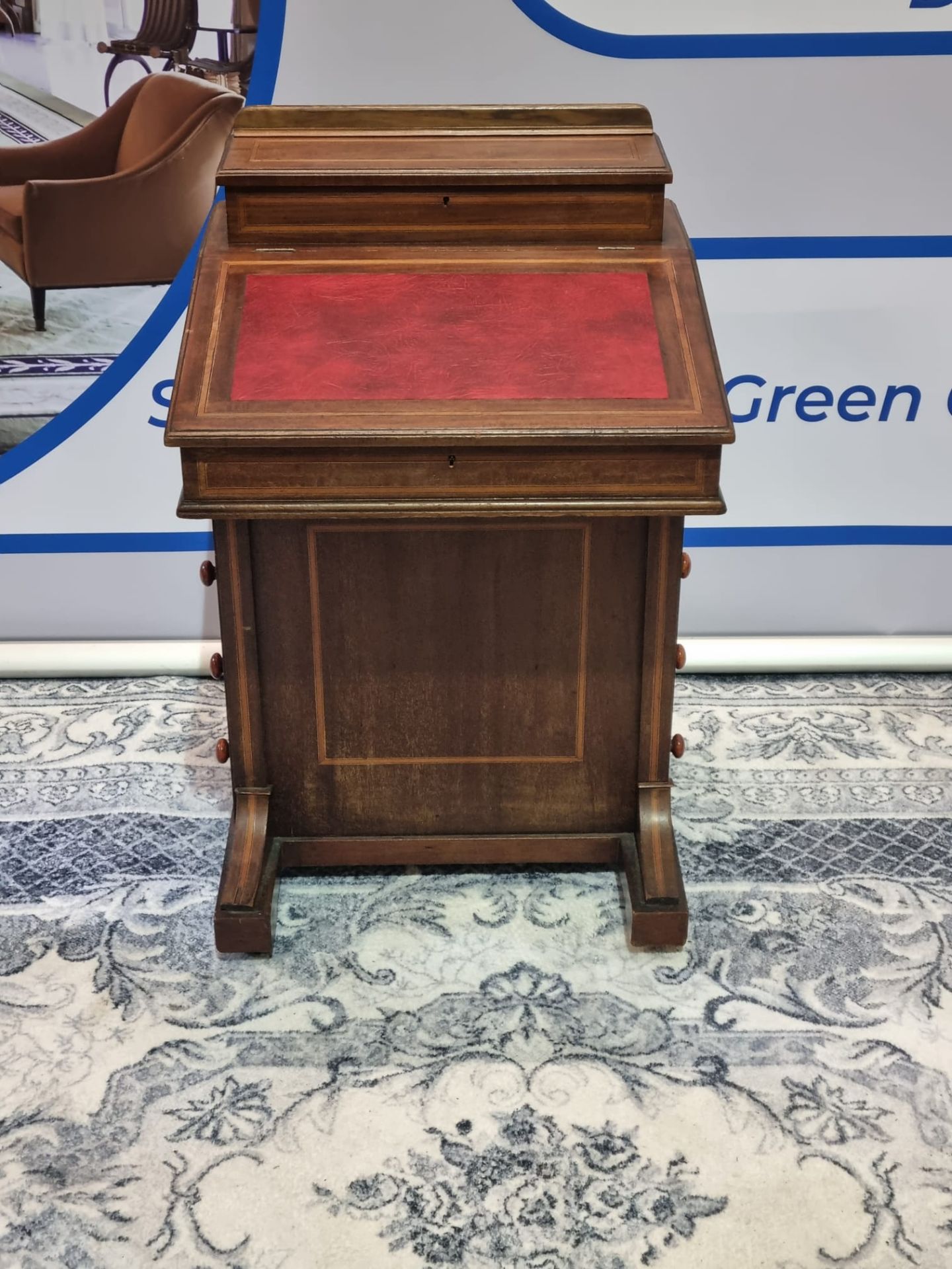 Victorian antique Davenport desk. The antique walnut Davenport desk has a small fitted compartment - Bild 2 aus 8