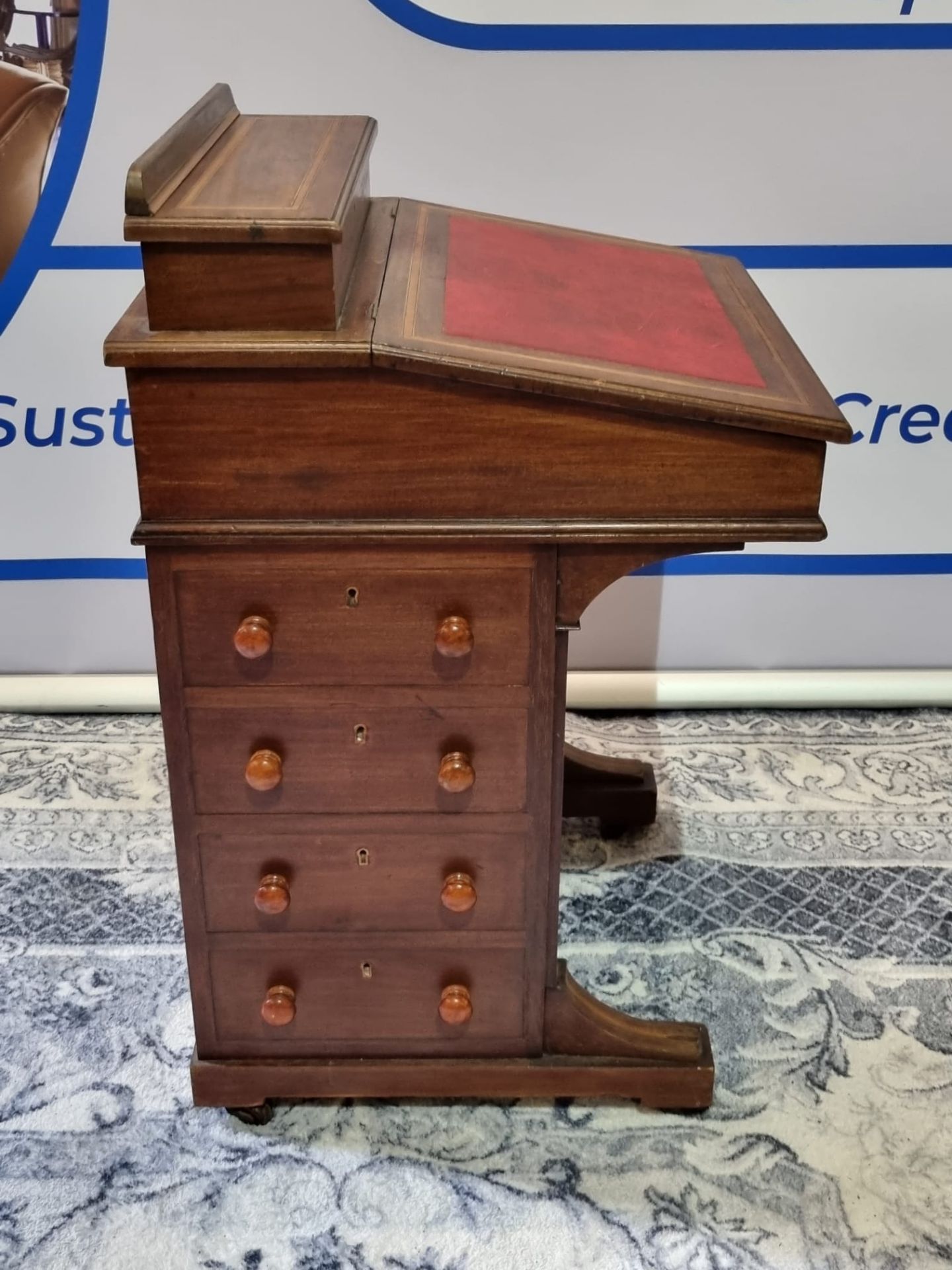 Victorian antique Davenport desk. The antique walnut Davenport desk has a small fitted compartment - Bild 3 aus 8