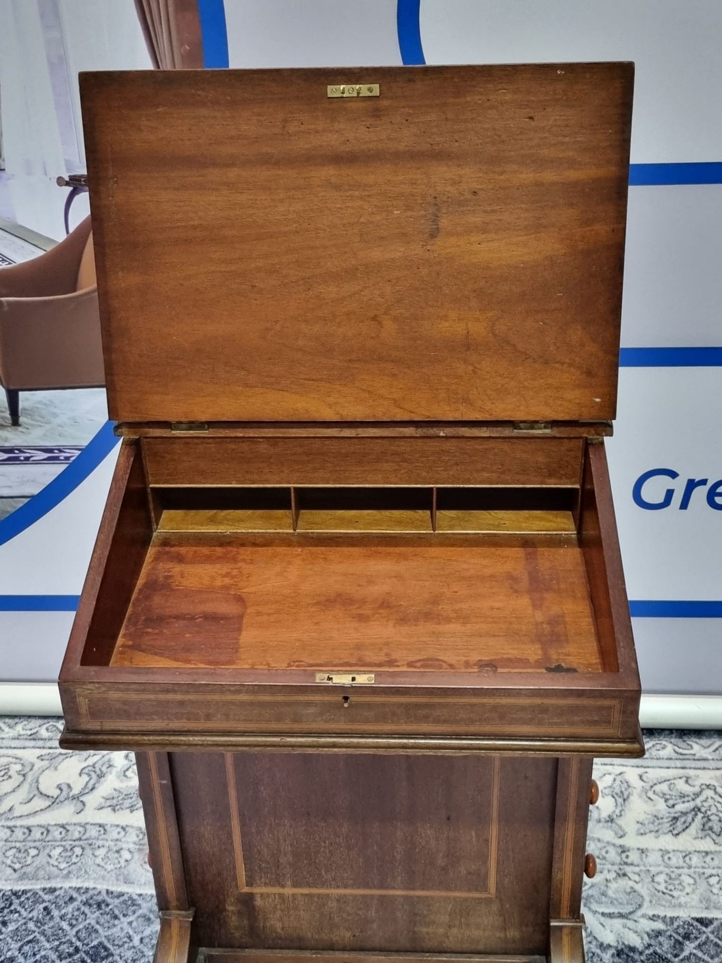 Victorian antique Davenport desk. The antique walnut Davenport desk has a small fitted compartment - Bild 4 aus 8