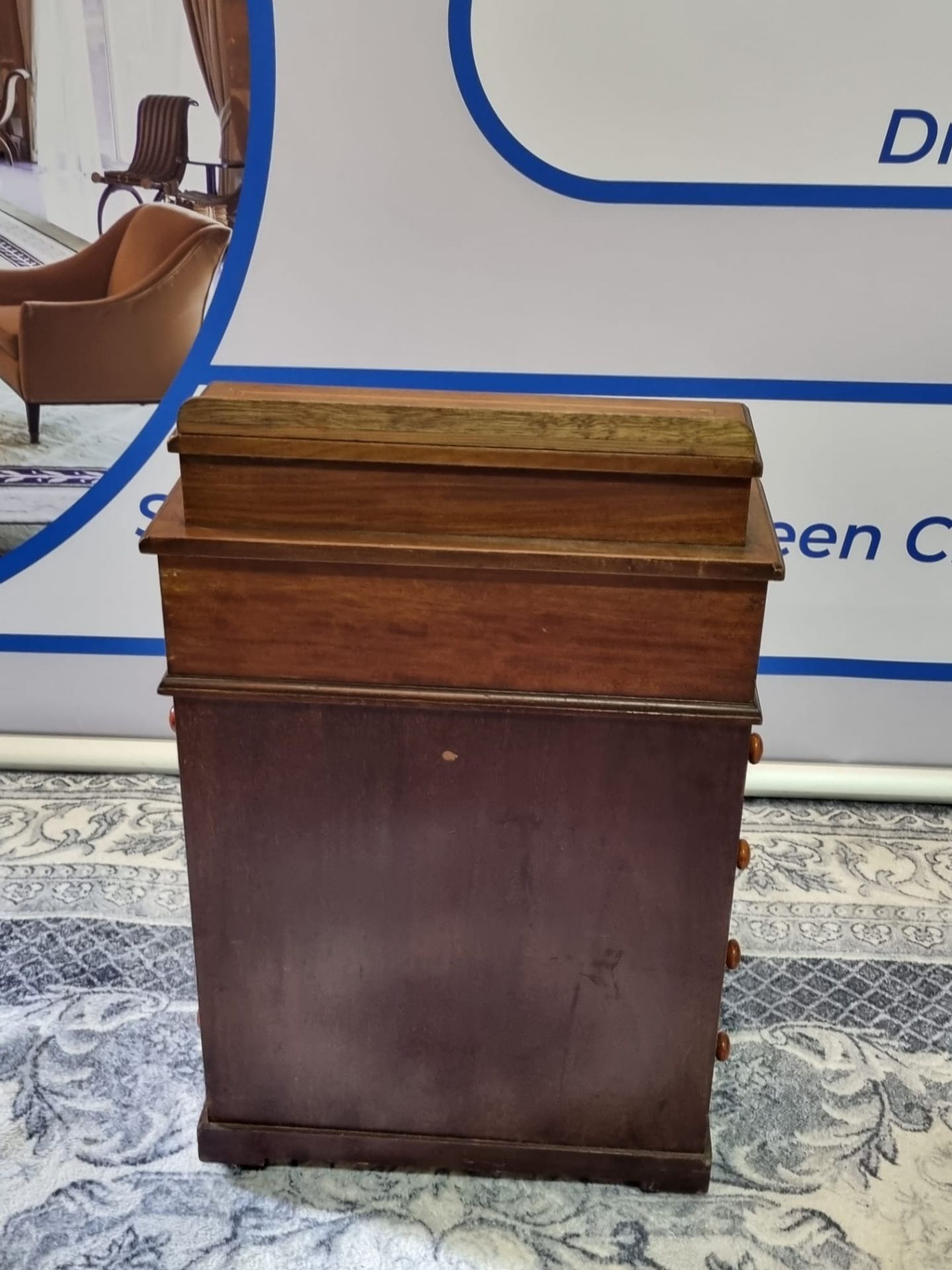 Victorian antique Davenport desk. The antique walnut Davenport desk has a small fitted compartment - Bild 6 aus 8