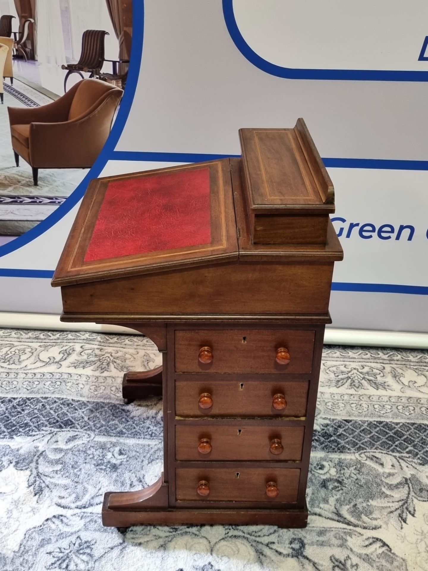 Victorian antique Davenport desk. The antique walnut Davenport desk has a small fitted compartment - Bild 7 aus 8