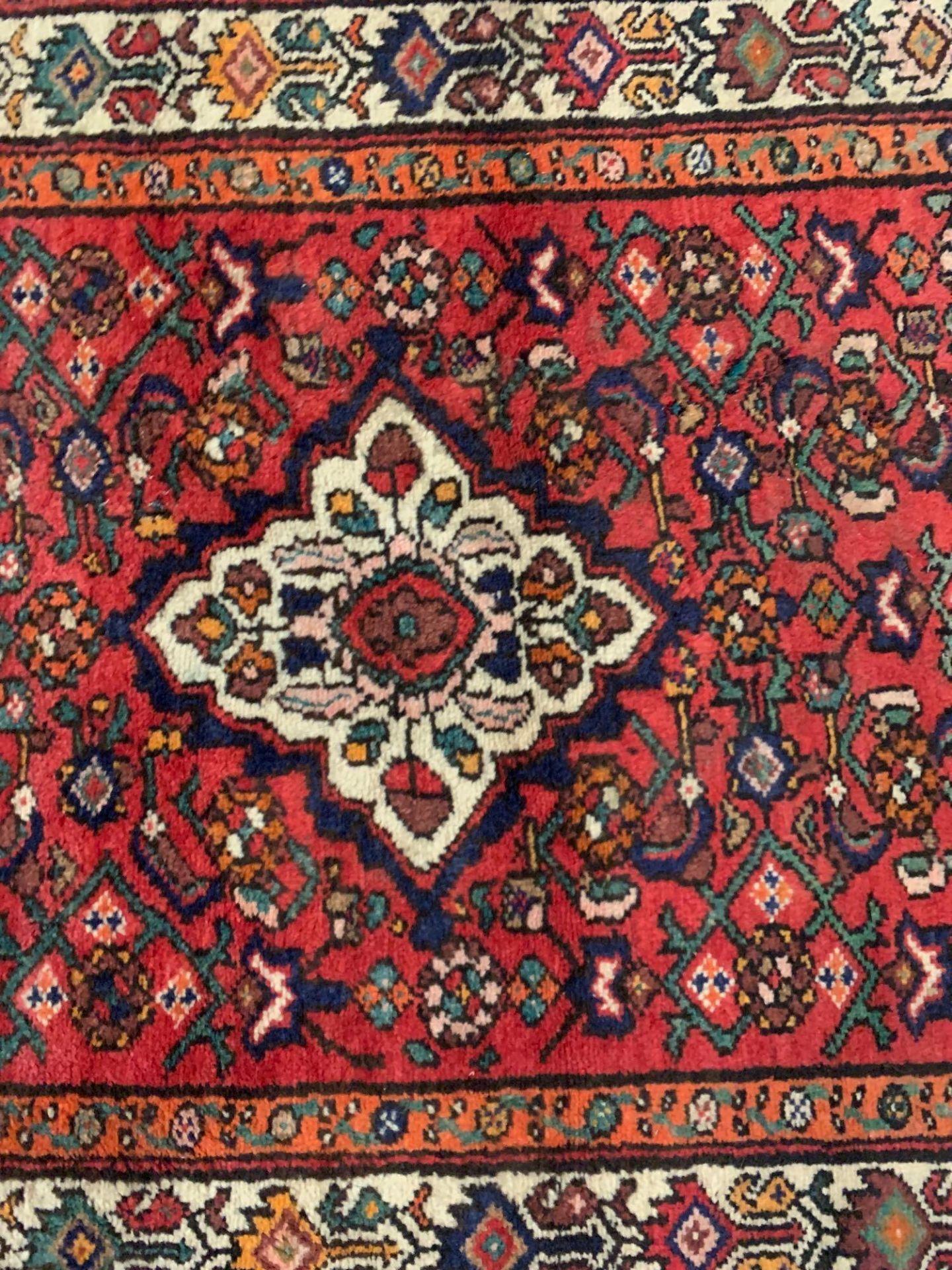 A Hamadan Rug, West Persia, wool on Cotton foundation. The red field with a central ivory rhombus - Bild 3 aus 7