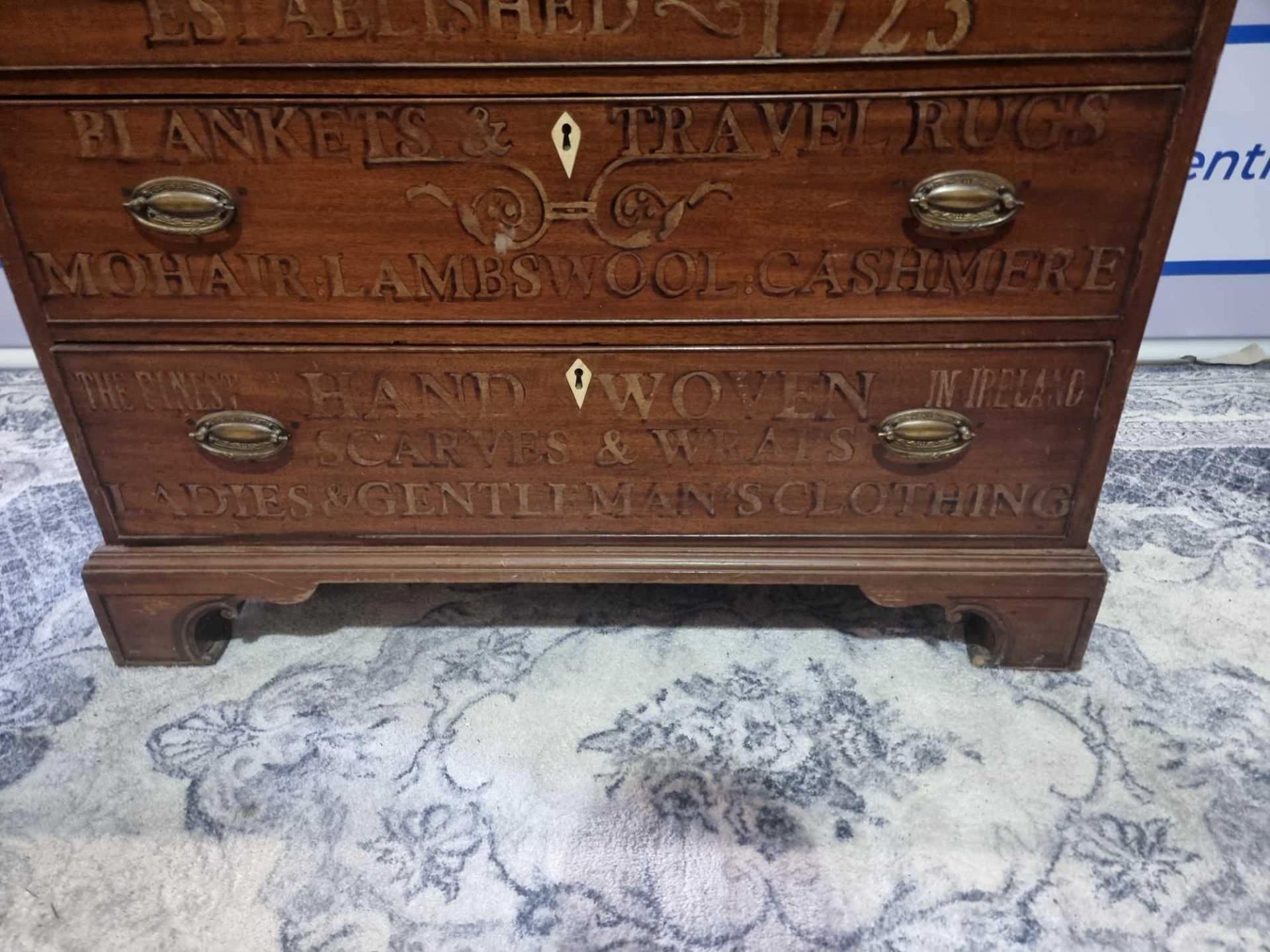 An Irish 19th Century Mahogany Chest In The Thomas Sheraton Style The Well Proportioned Chest - Image 5 of 10