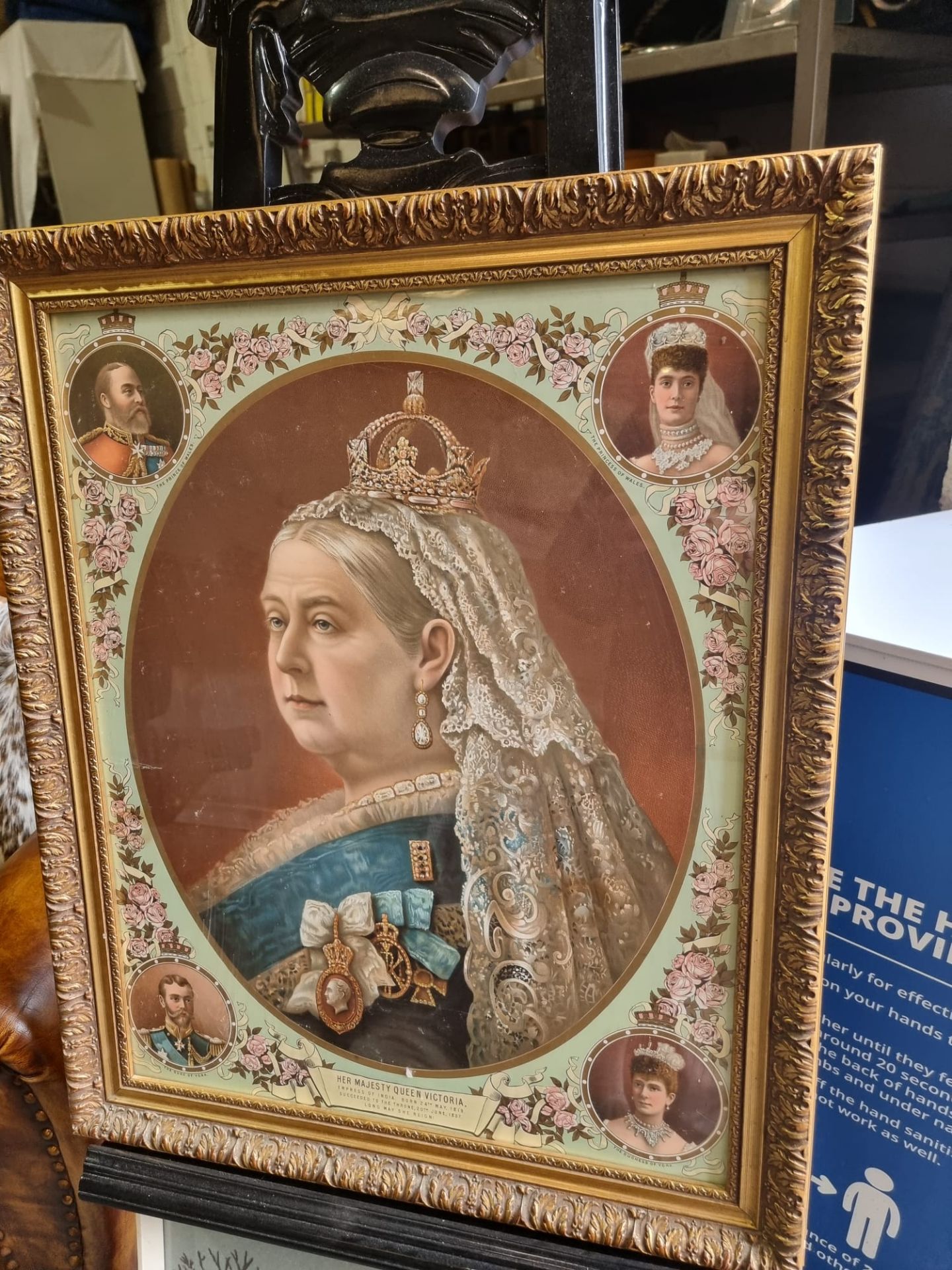 A Framed Print Of Queen Victoria With Inscription Plate Under Her Majesty Queen Victoria Empress - Bild 9 aus 9