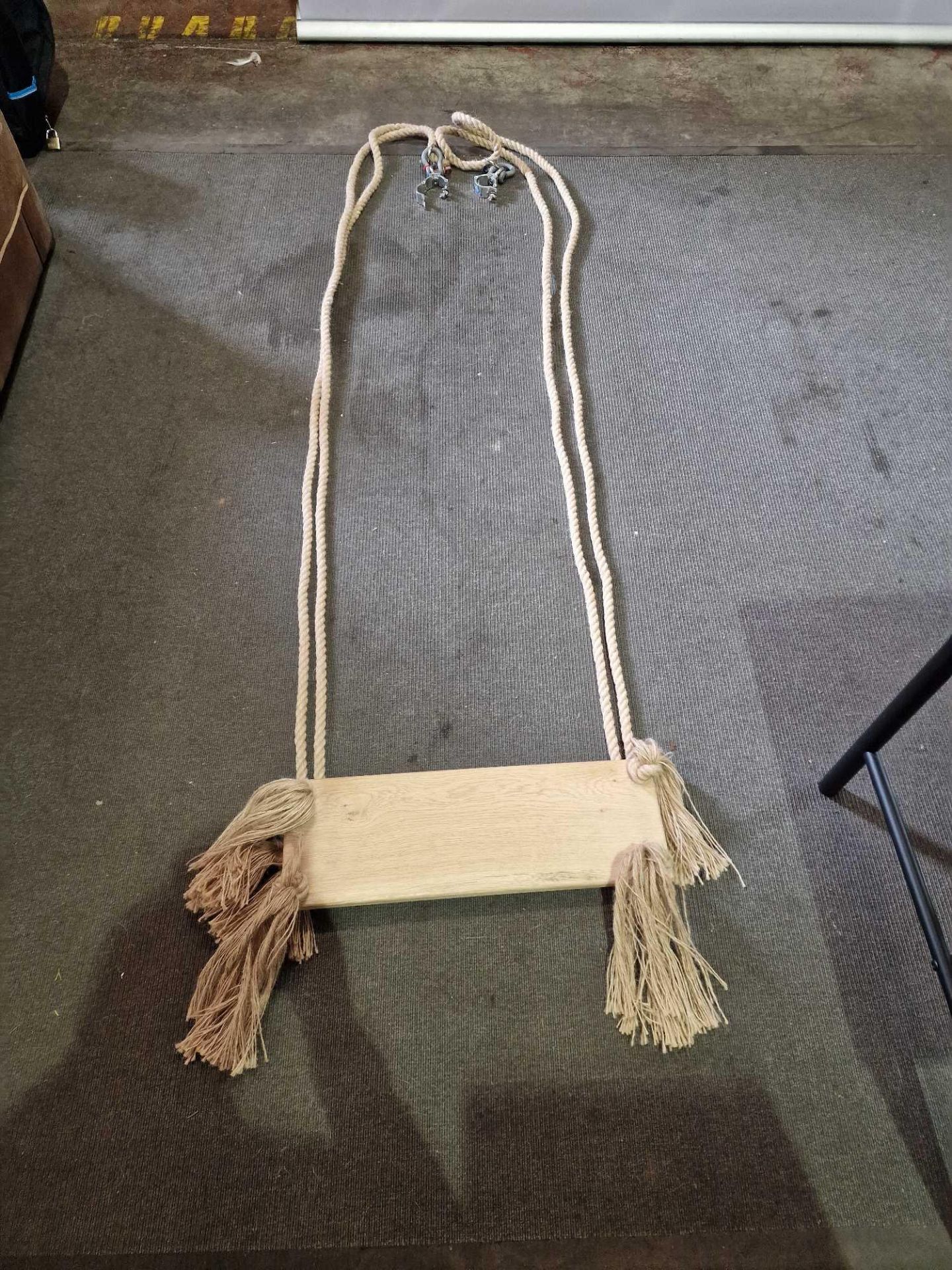 2 x Medium Wooden Rope Swing 60 x 20 x 3cm Thick Natural Rope Product Complete With Clamps And - Bild 3 aus 3