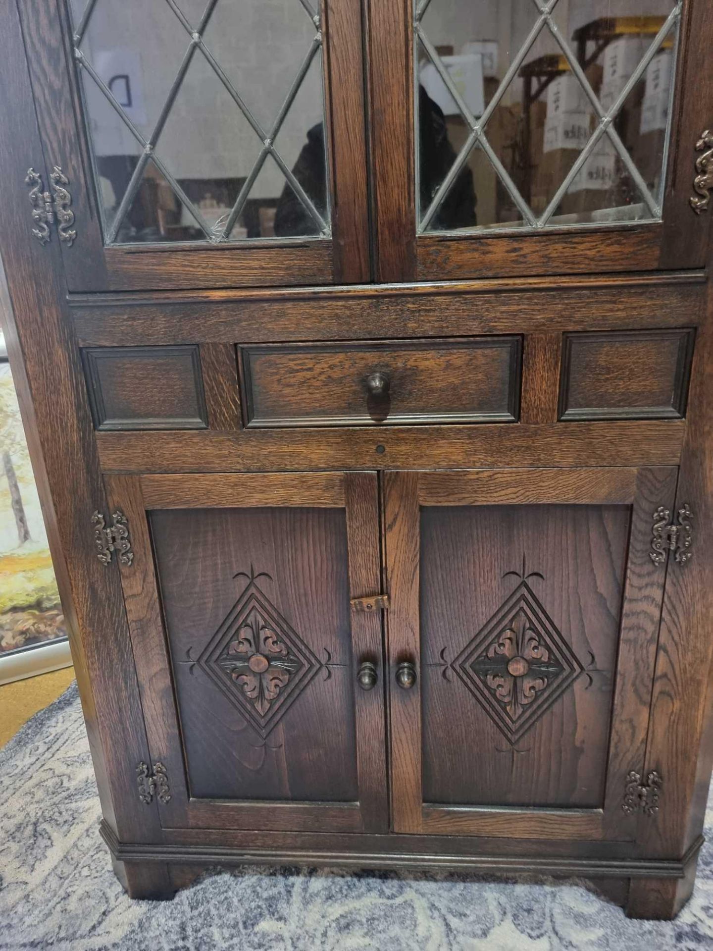 2 x Oak Corner Display Cupboards by Jaycee nicely carved throughout in the Jacobean manner with - Bild 7 aus 10