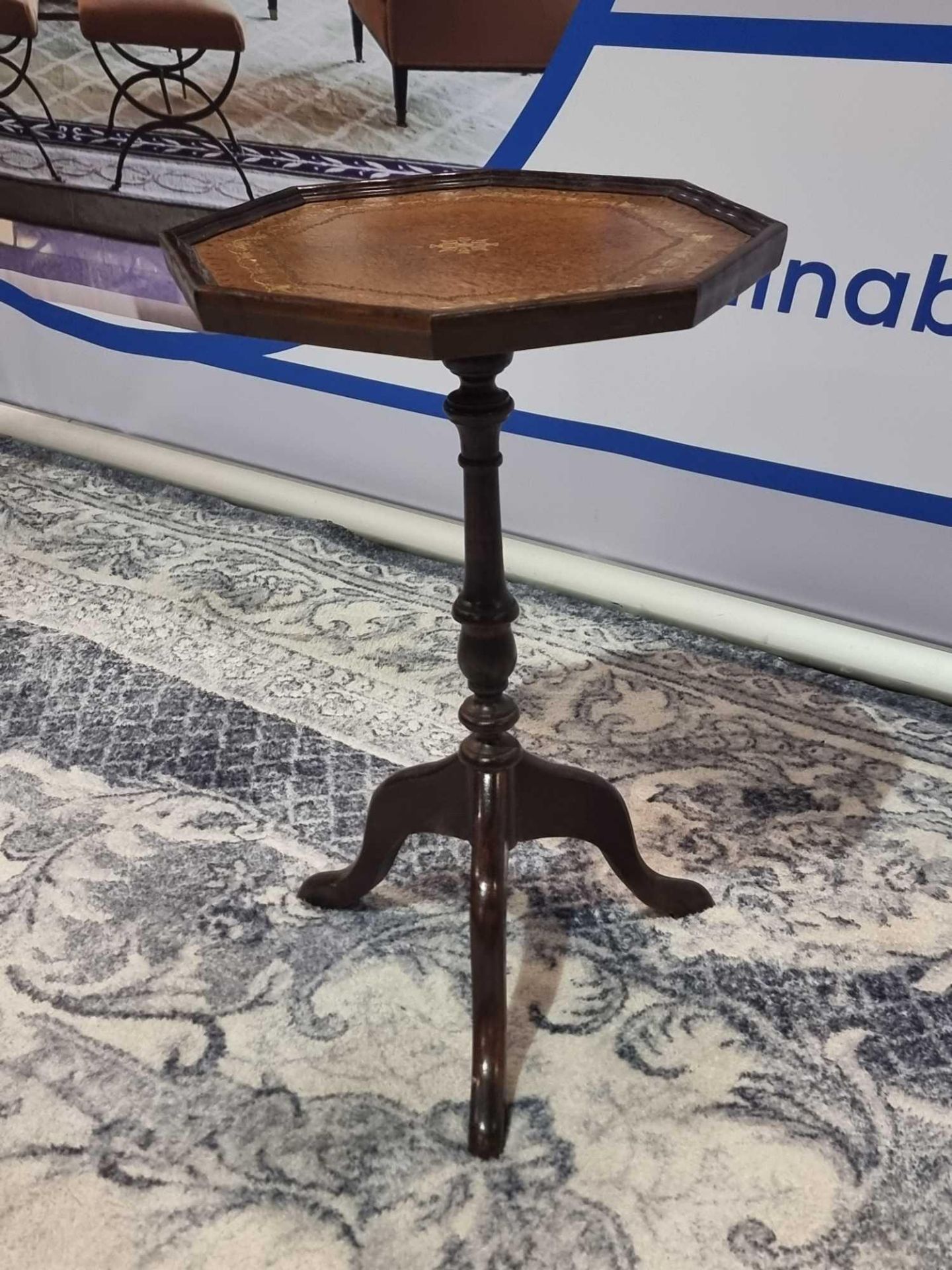 A Regency Style Mahogany Low Occasional Wine Table Octagonal Shaped Top With Leather Inlay Mounted - Bild 5 aus 5