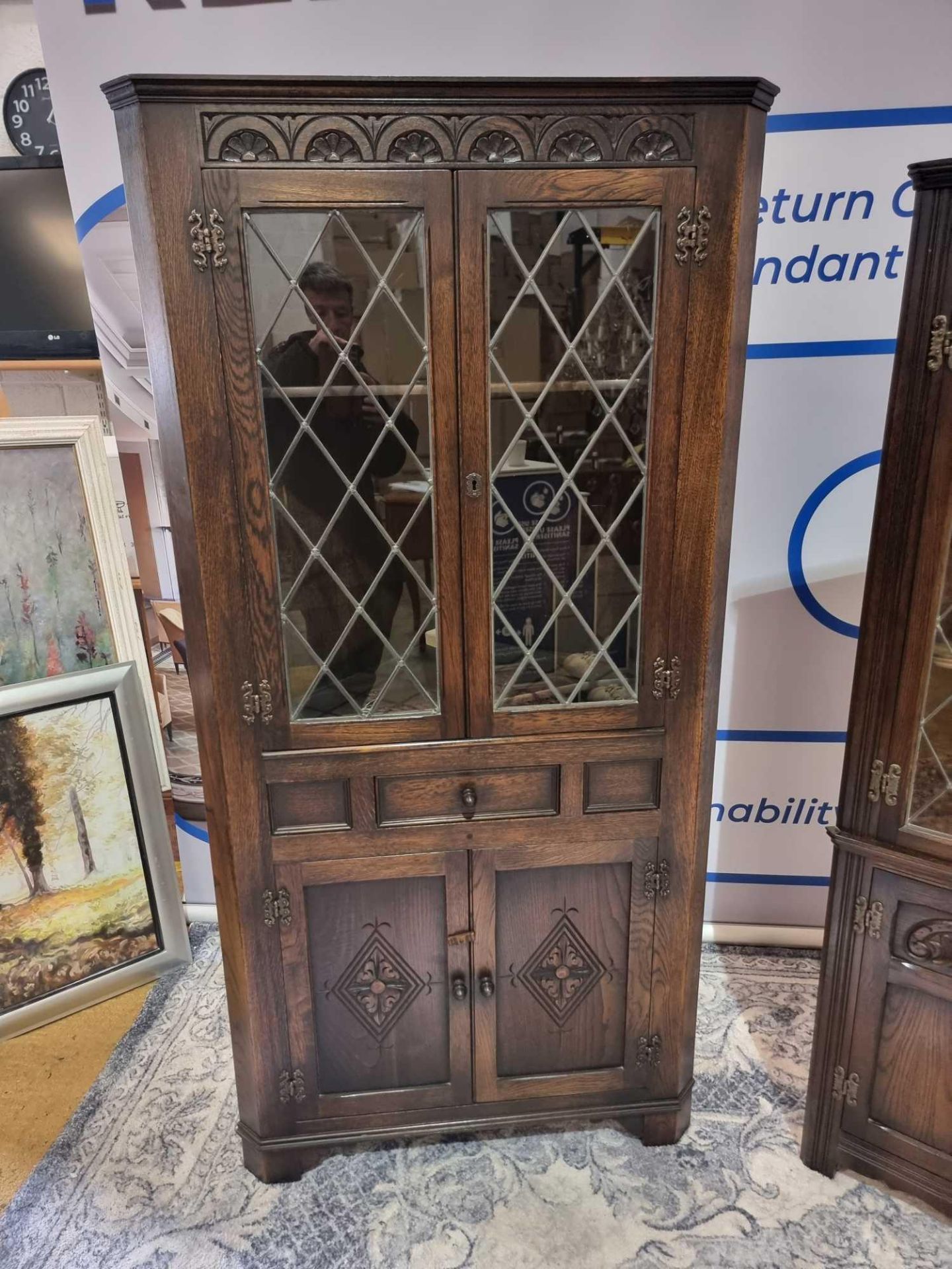 2 x Oak Corner Display Cupboards by Jaycee nicely carved throughout in the Jacobean manner with - Bild 4 aus 10