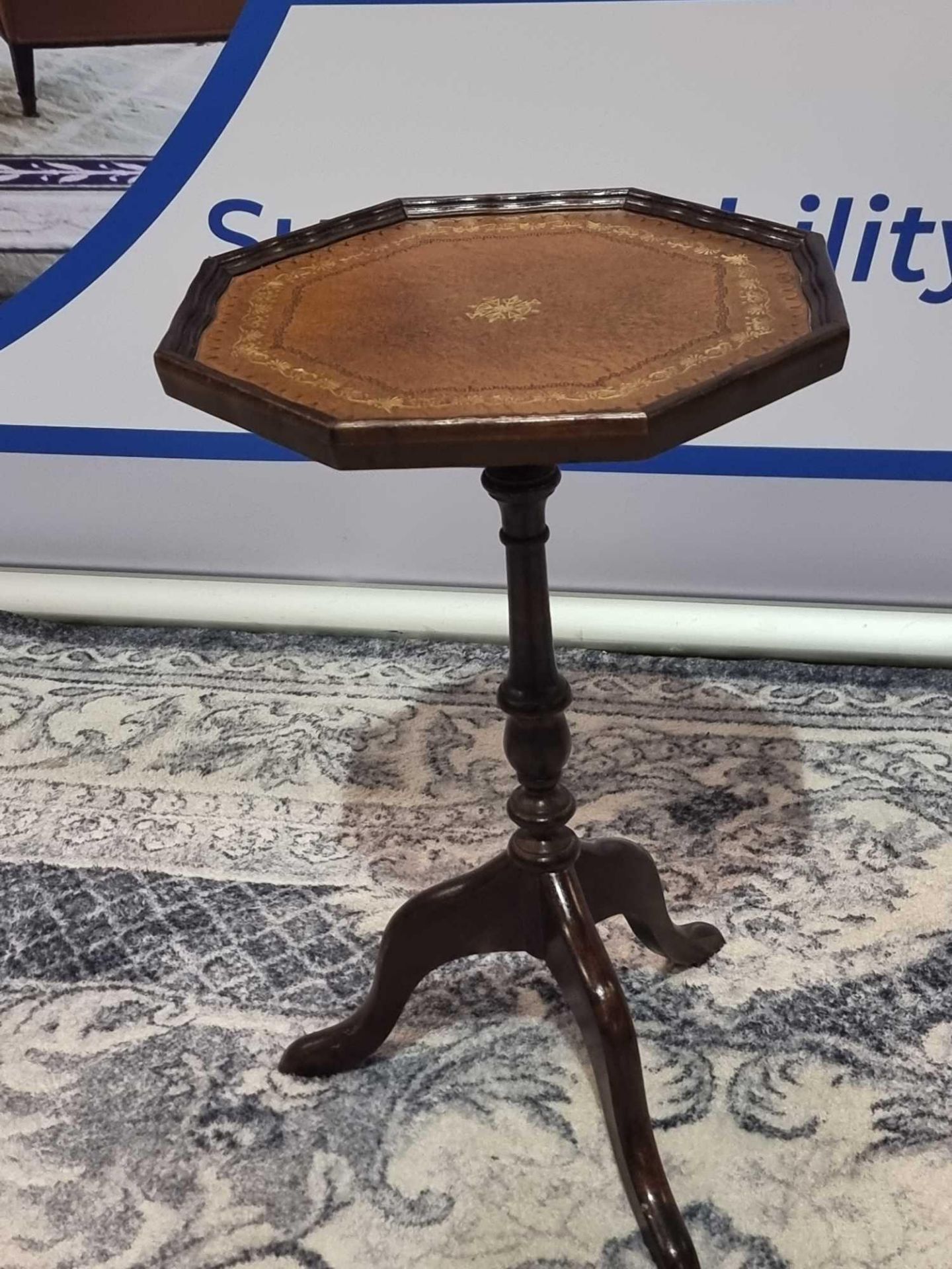 A Regency Style Mahogany Low Occasional Wine Table Octagonal Shaped Top With Leather Inlay Mounted - Bild 3 aus 5