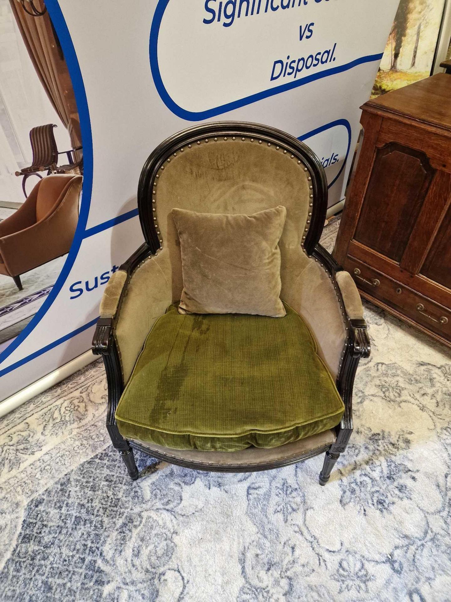 Louis XV Style Tub Bergere Chair. The Slightly Flared Arms With Upholstered Armrests Upholstered - Bild 2 aus 5