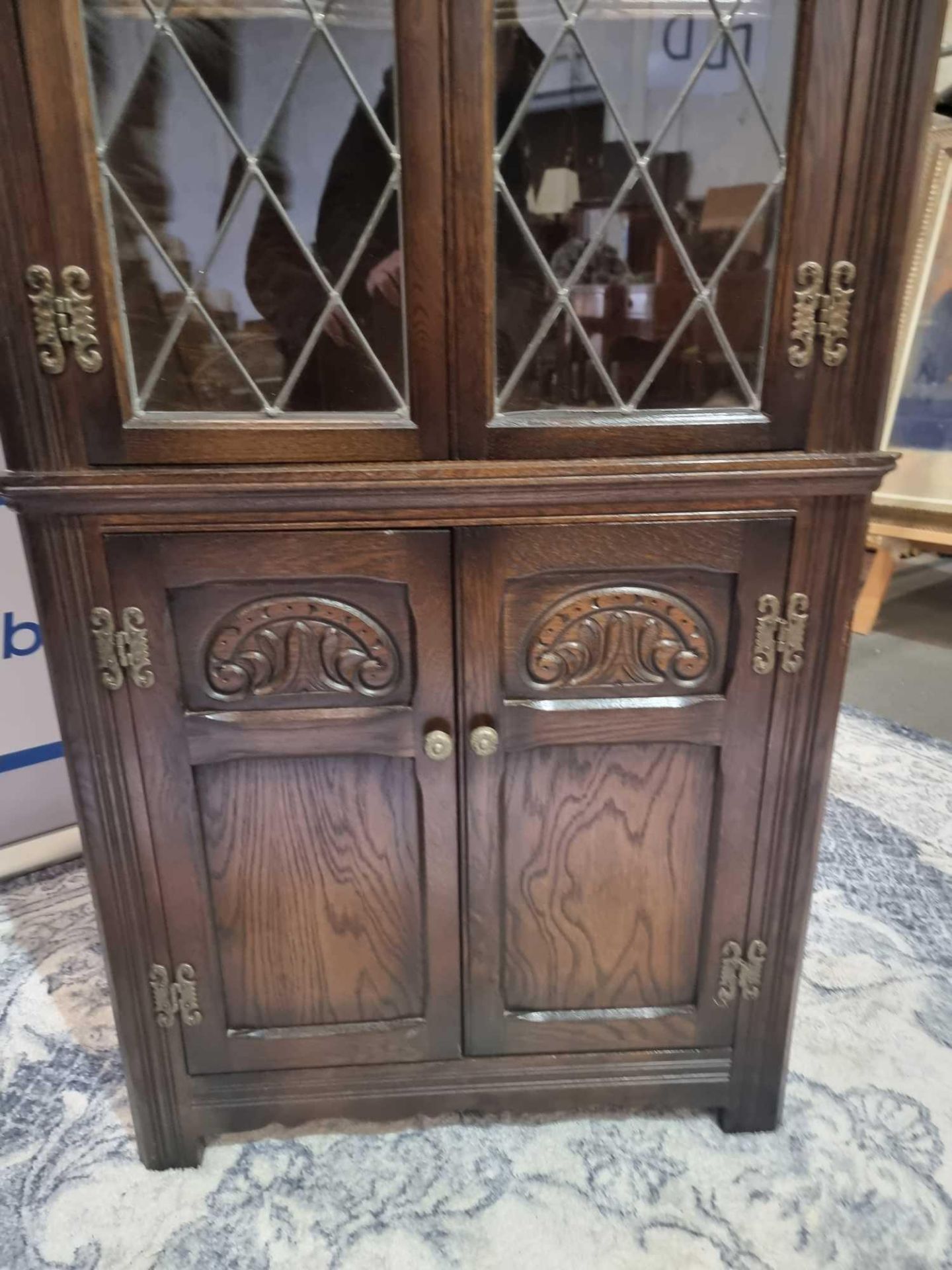 2 x Oak Corner Display Cupboards by Jaycee nicely carved throughout in the Jacobean manner with - Bild 9 aus 10