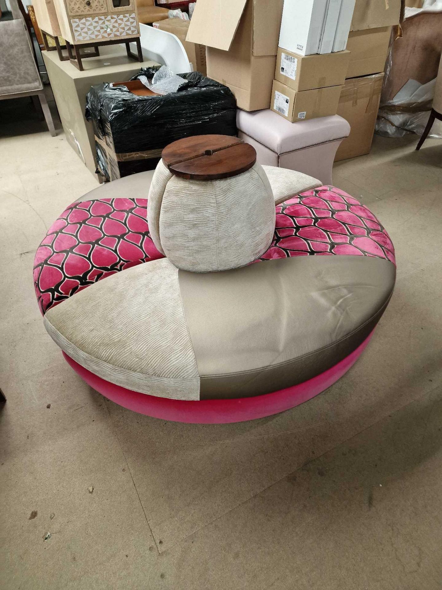 2 x Circular Banquet Sofas Upholstered In A Mix Of Leather And Fabric Pink Beige And Gold On Solid - Bild 4 aus 4