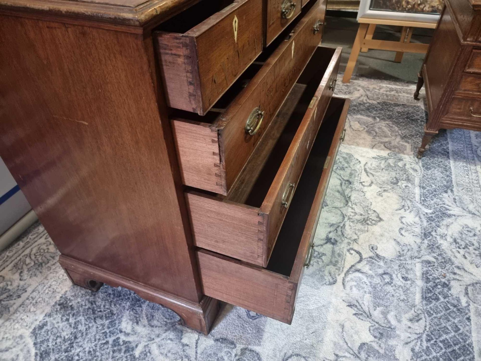 An Irish 19th Century Mahogany Chest In The Thomas Sheraton Style The Well Proportioned Chest - Bild 10 aus 10