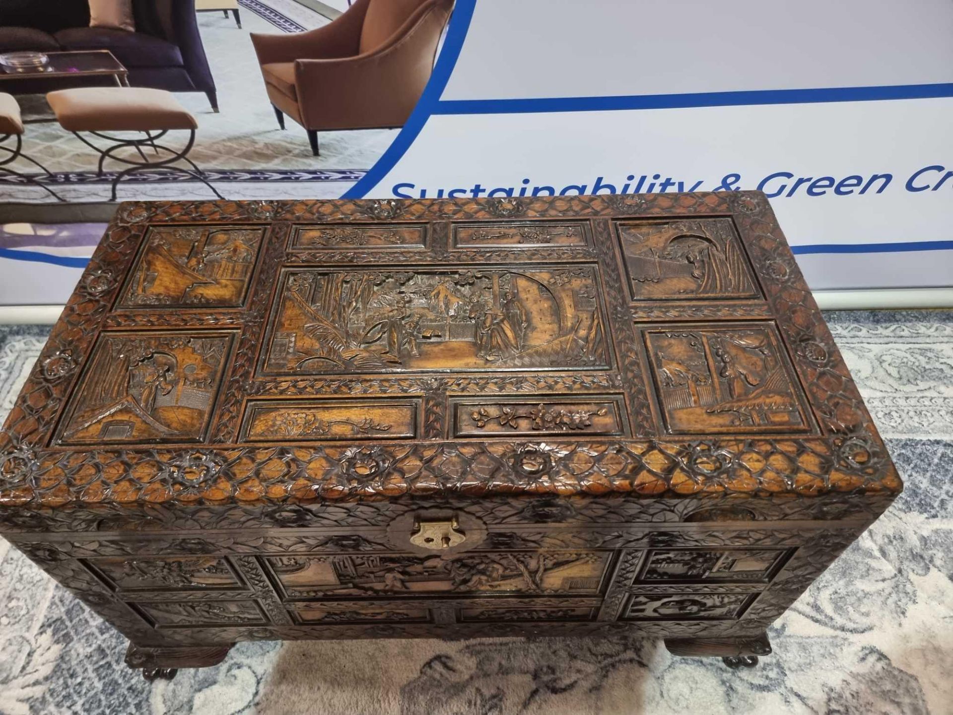 Early 20th Century Oriental Carved Camphor Wood Chest With Various Scenes Carved In Deep Relief. - Bild 6 aus 10