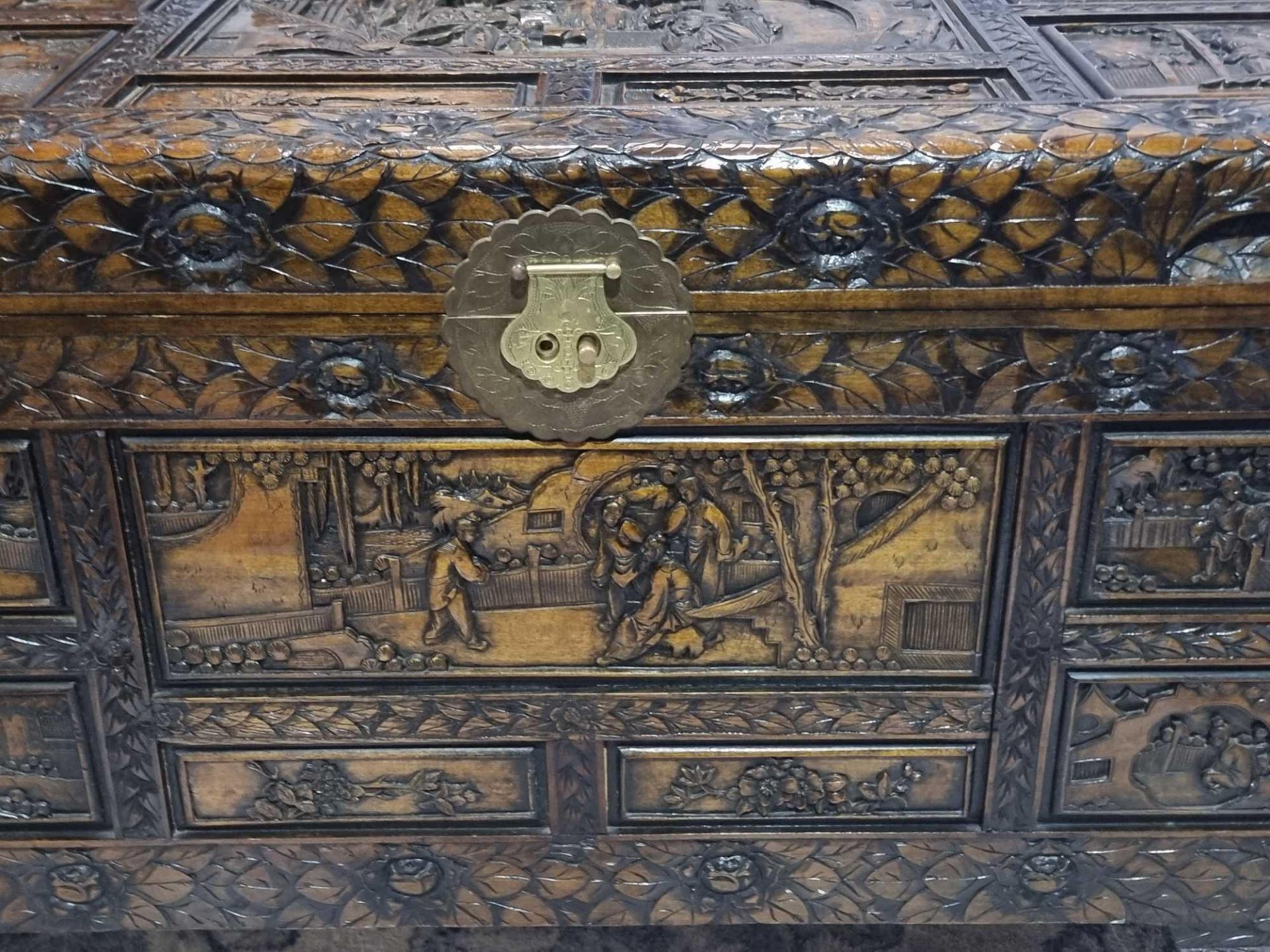 Early 20th Century Oriental Carved Camphor Wood Chest With Various Scenes Carved In Deep Relief. - Bild 5 aus 10
