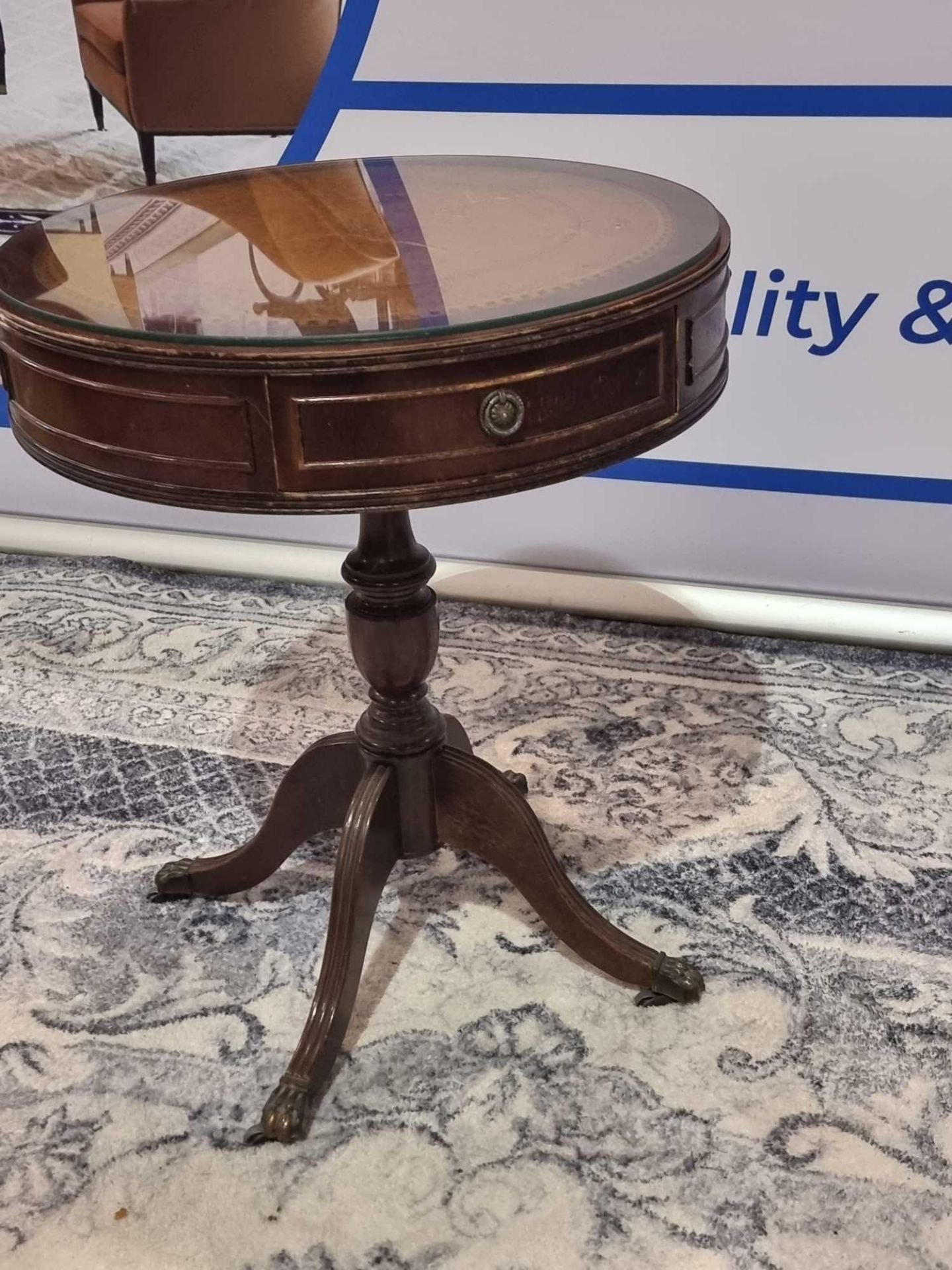 A Regency Style Mahogany Drum Table With Leather Inlay Top And Glass Protector Over The Apron - Bild 3 aus 5