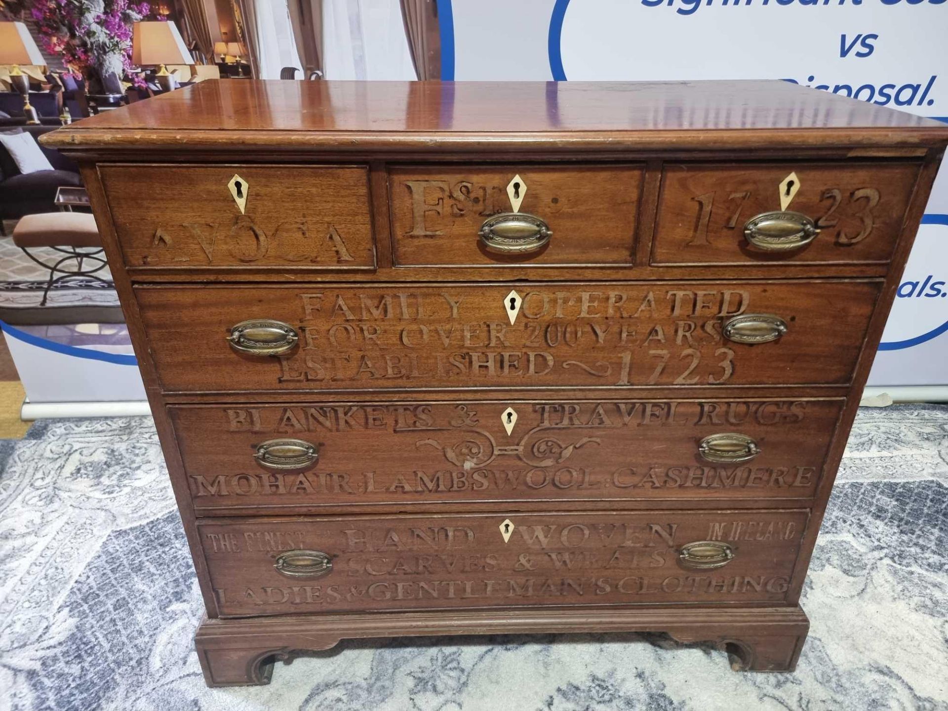 An Irish 19th Century Mahogany Chest In The Thomas Sheraton Style The Well Proportioned Chest - Bild 2 aus 10