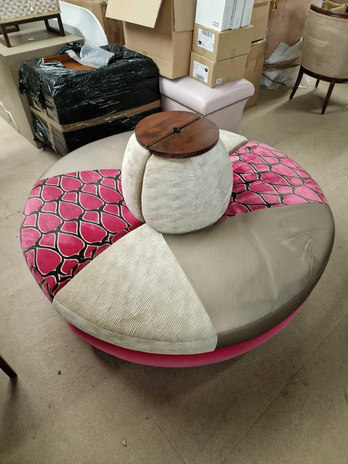 2 x Circular Banquet Sofas Upholstered In A Mix Of Leather And Fabric Pink Beige And Gold On Solid - Bild 3 aus 4
