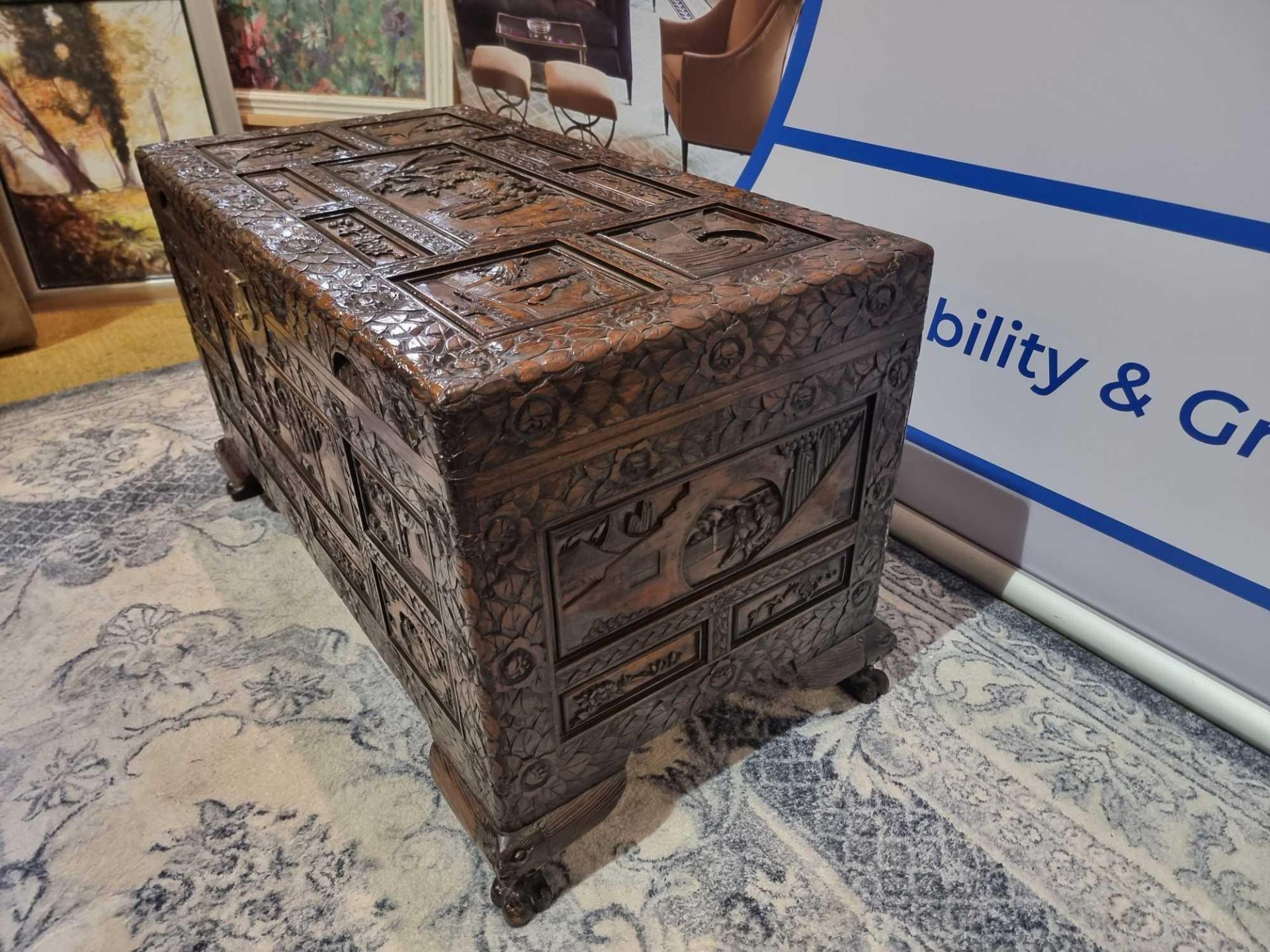 Early 20th Century Oriental Carved Camphor Wood Chest With Various Scenes Carved In Deep Relief. - Bild 4 aus 10