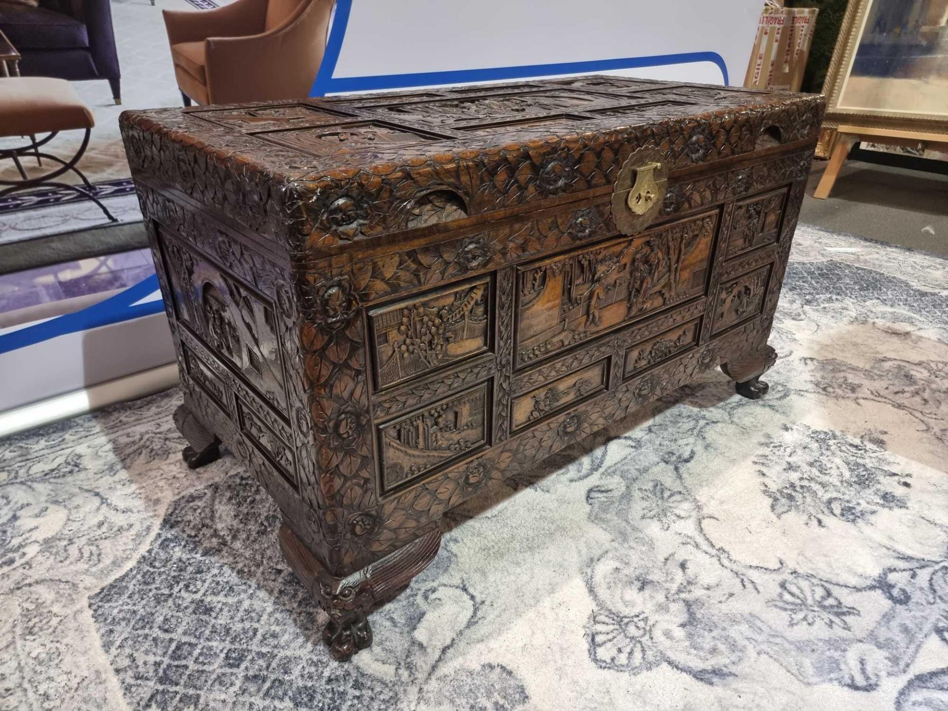 Early 20th Century Oriental Carved Camphor Wood Chest With Various Scenes Carved In Deep Relief. - Bild 3 aus 10