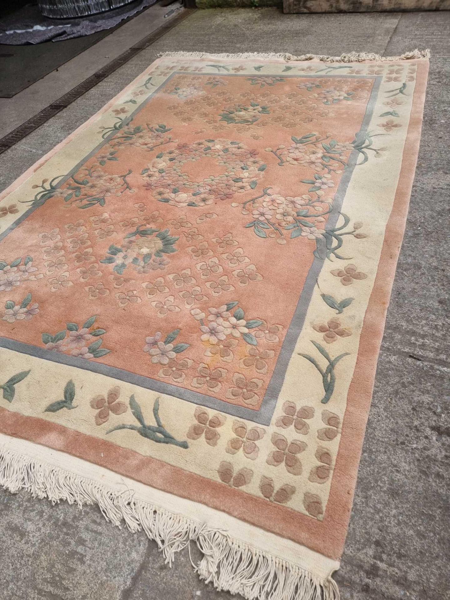 Oriental Style Thick Pile Wool Rug Woven In Pastel Floral Tones On Pale Pink Ground 268 x 180cm - Bild 4 aus 5